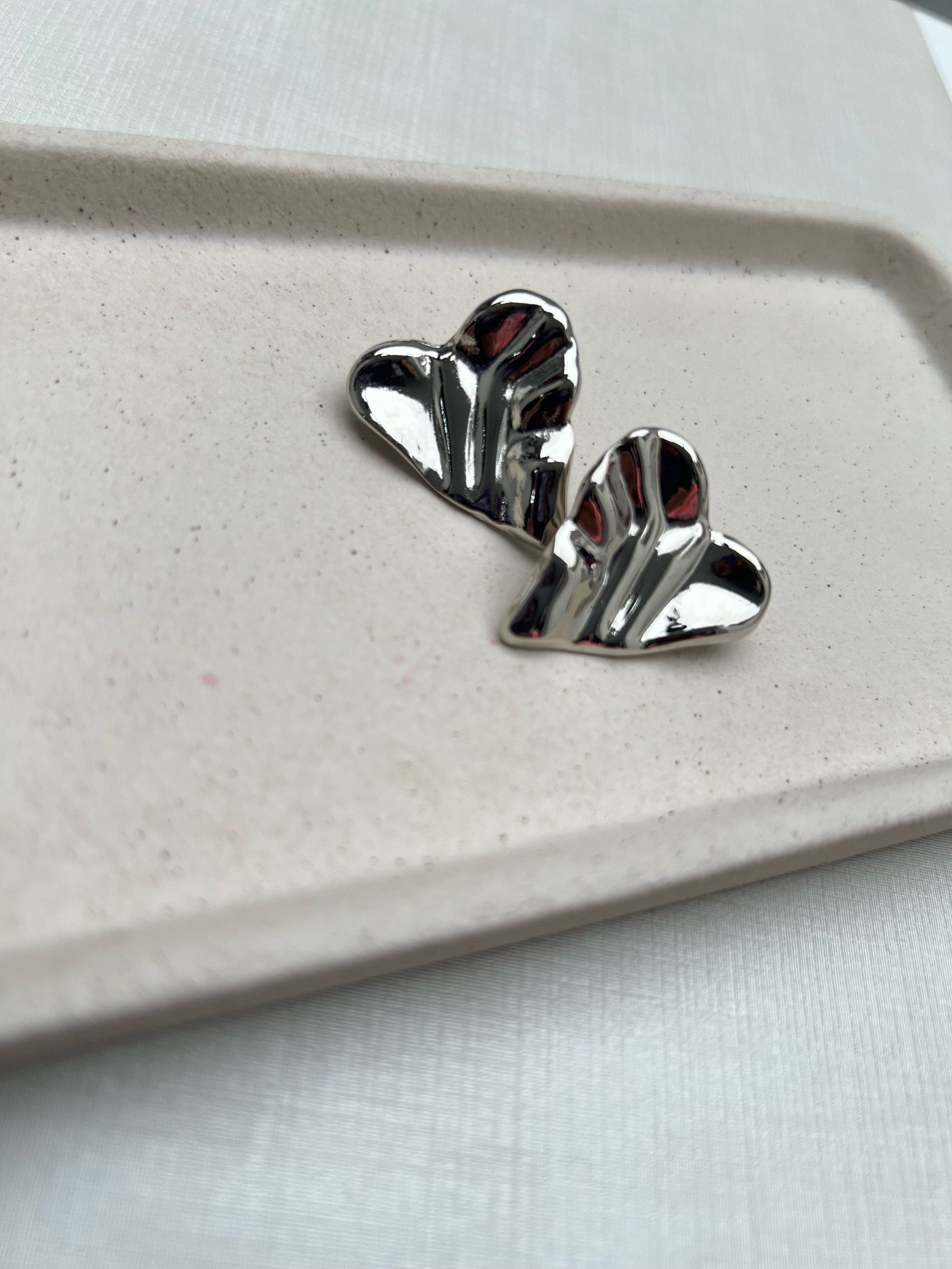 Brinco coração texturizado AÇO INOXIDÁVEL