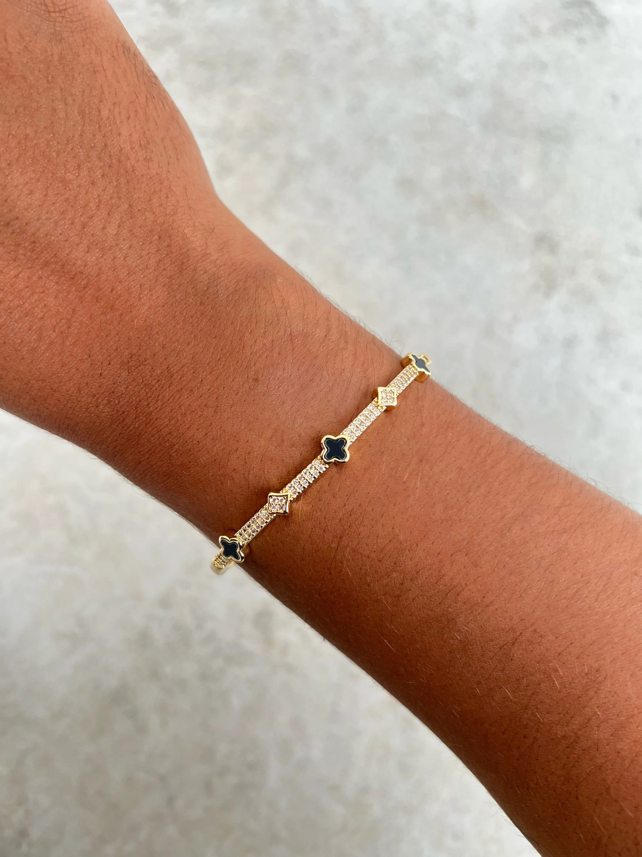 Bracelete fino cravejado de strass