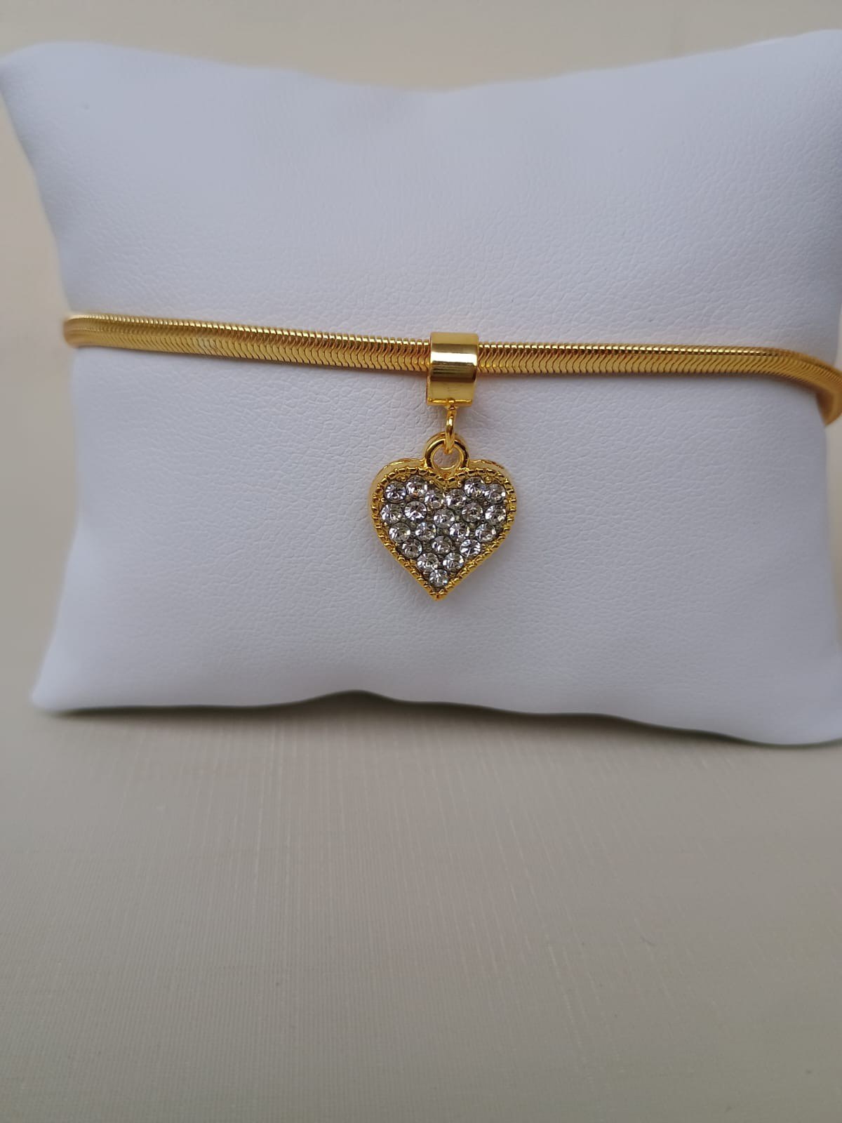 Pulseira com pingente de coração cravejado com zircônias
