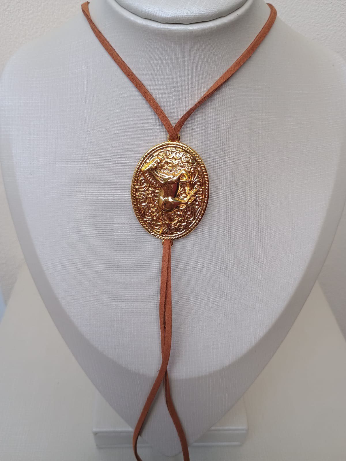 Colar country com medalhão com cavalo