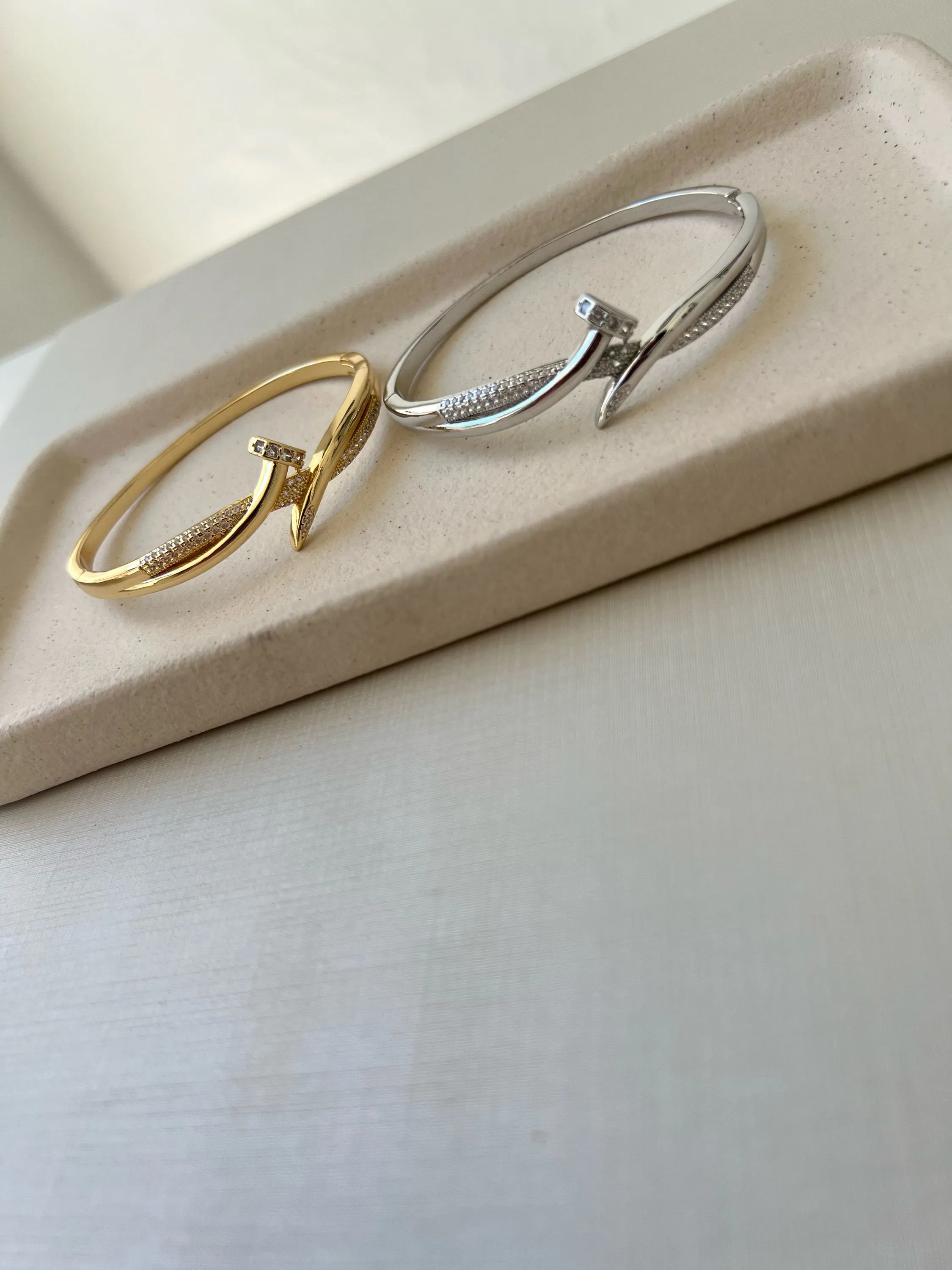 Bracelete modelo prego