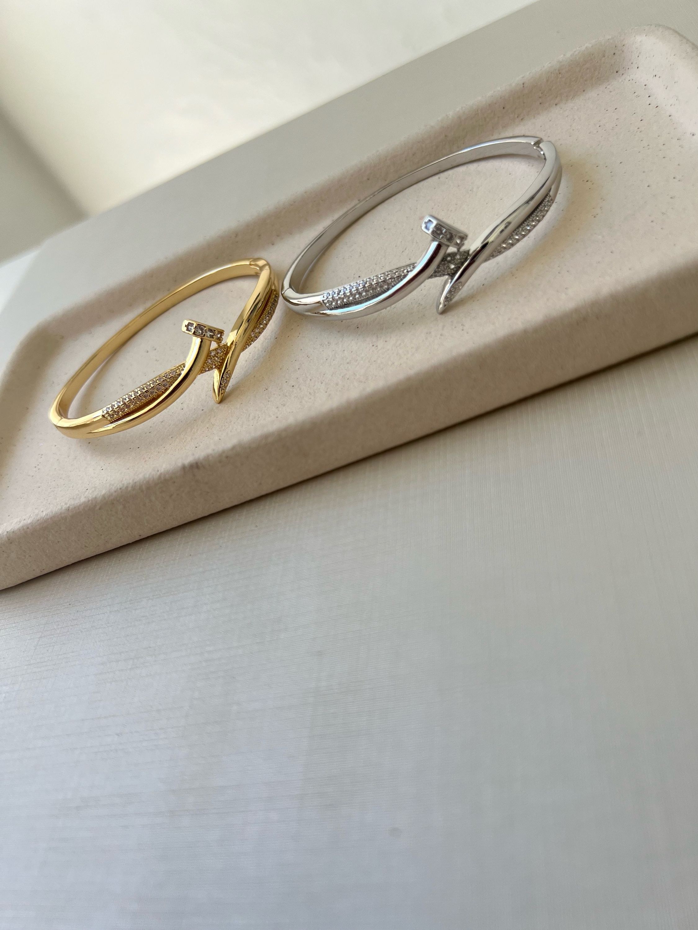 Bracelete modelo prego