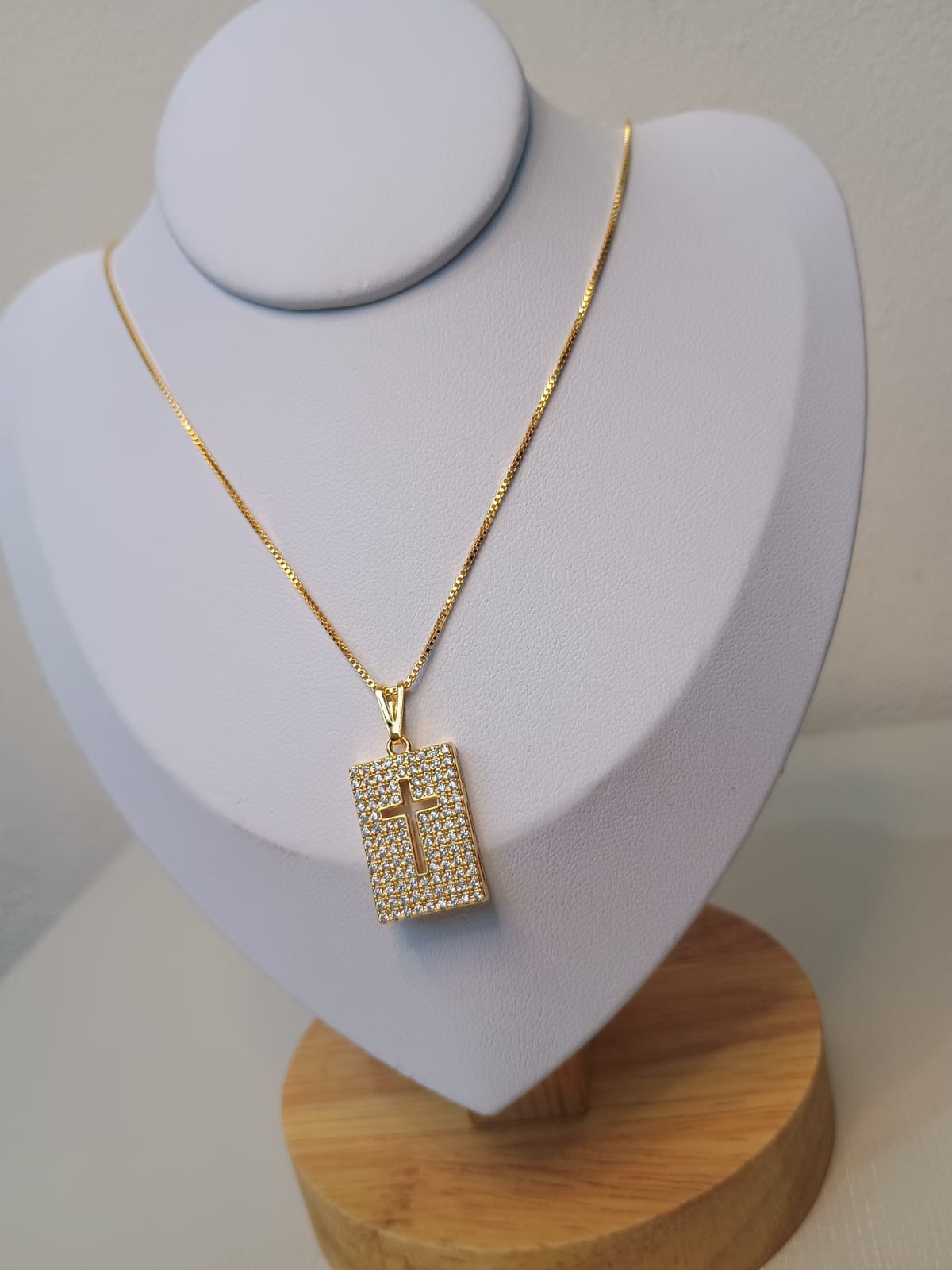 Colar com placa de cruz