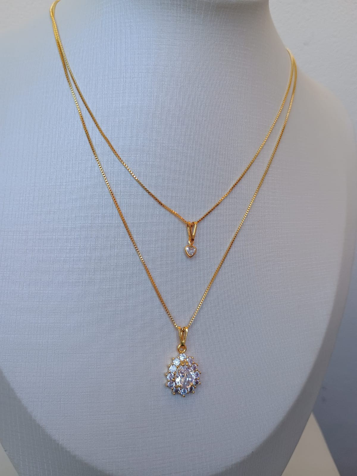 Colar duplo com gota detalhada cravejada com zircônias