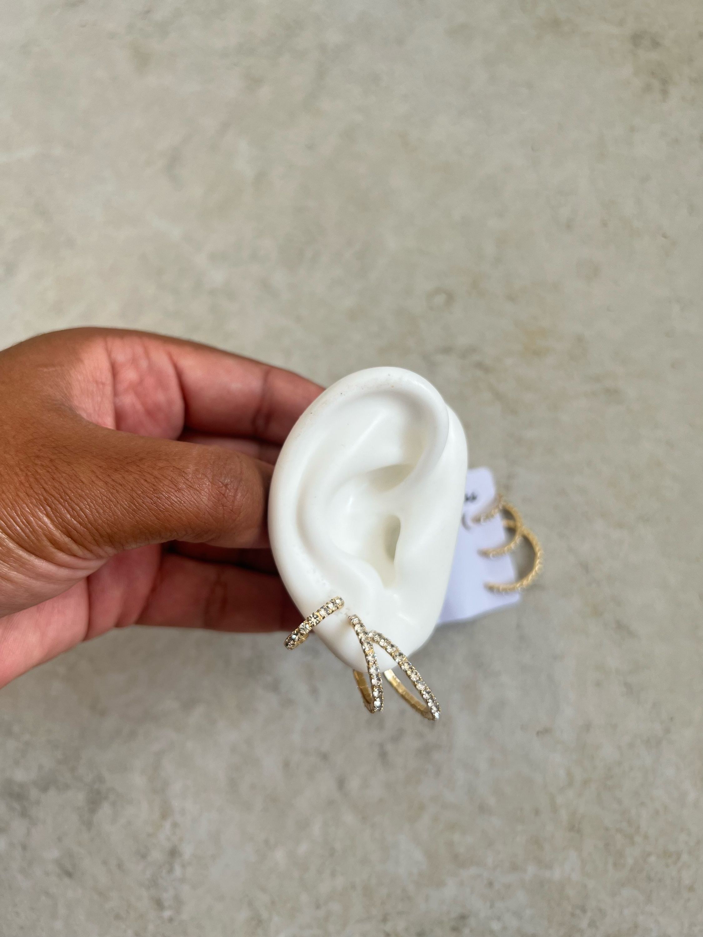 Trio de brincos cravejados em strass