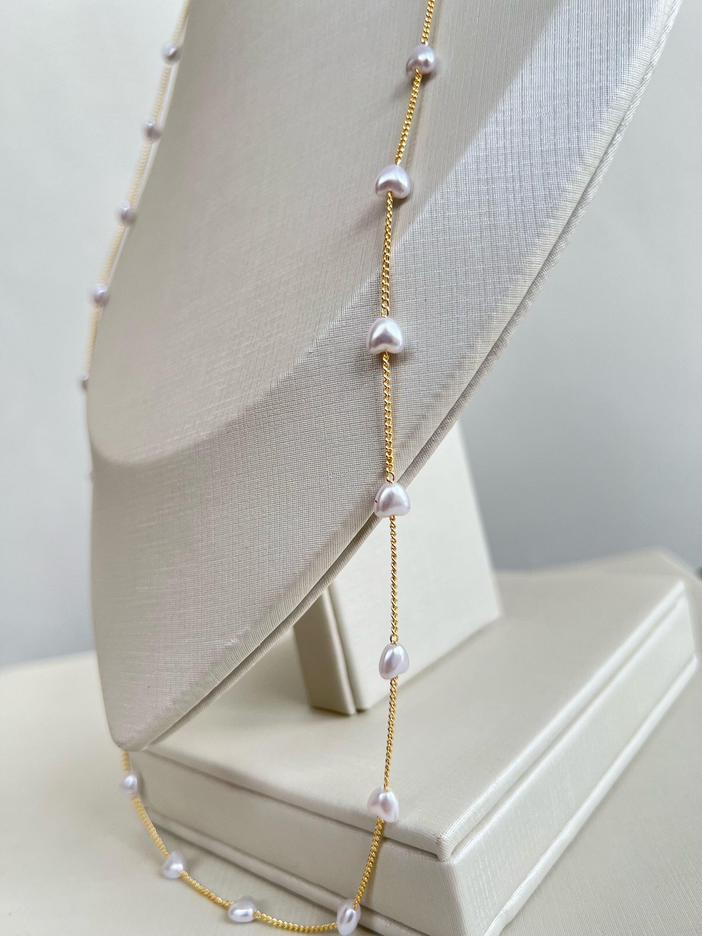 Colar longuinho com pérolas