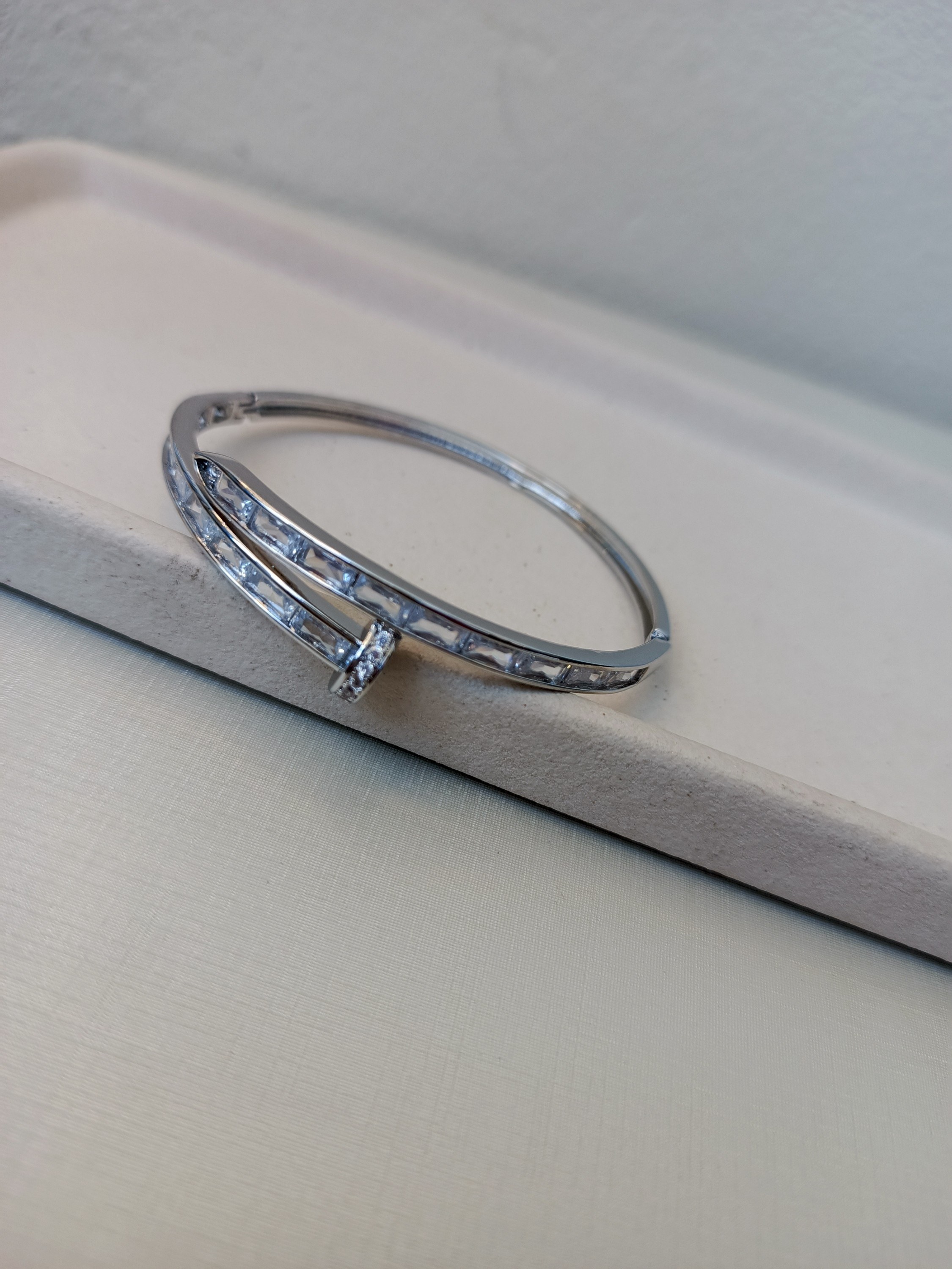 Bracelete prego com pedras cristalinas