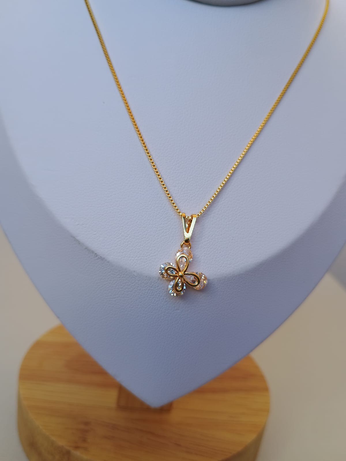 Colar com pingente delicado de borboleta