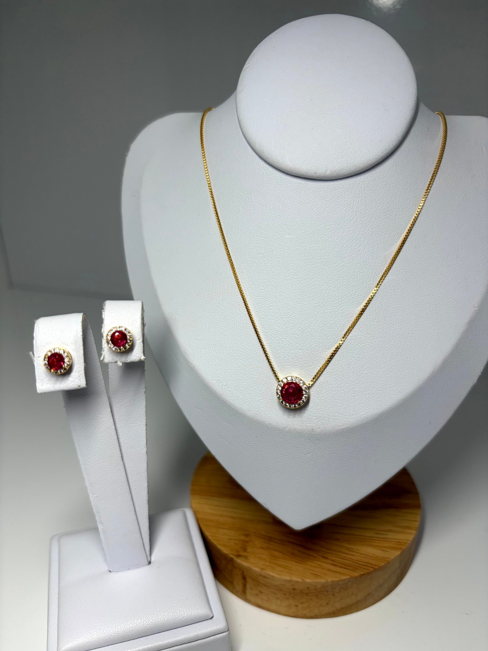 Conjunto com pingente delicado