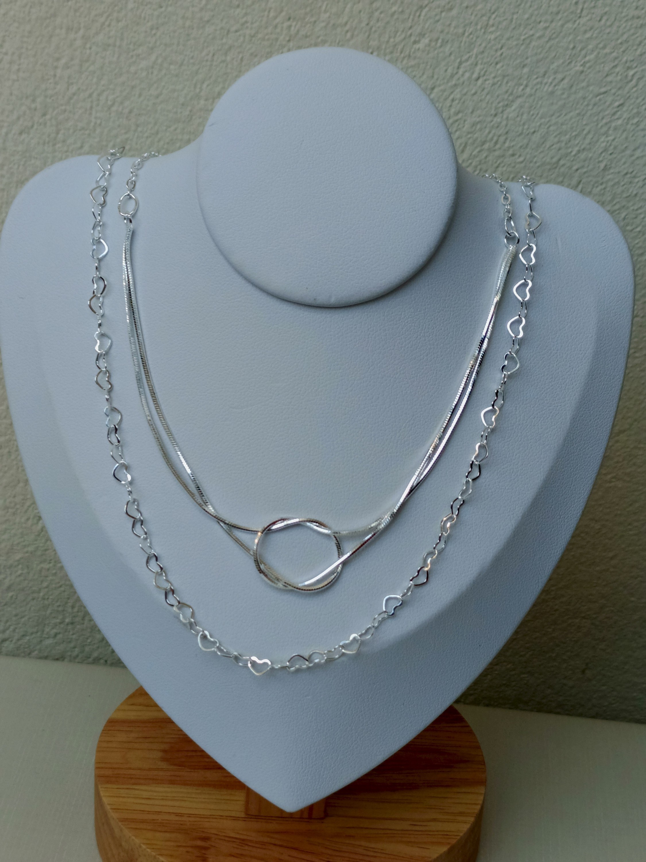 Colar duplo com nó e corações