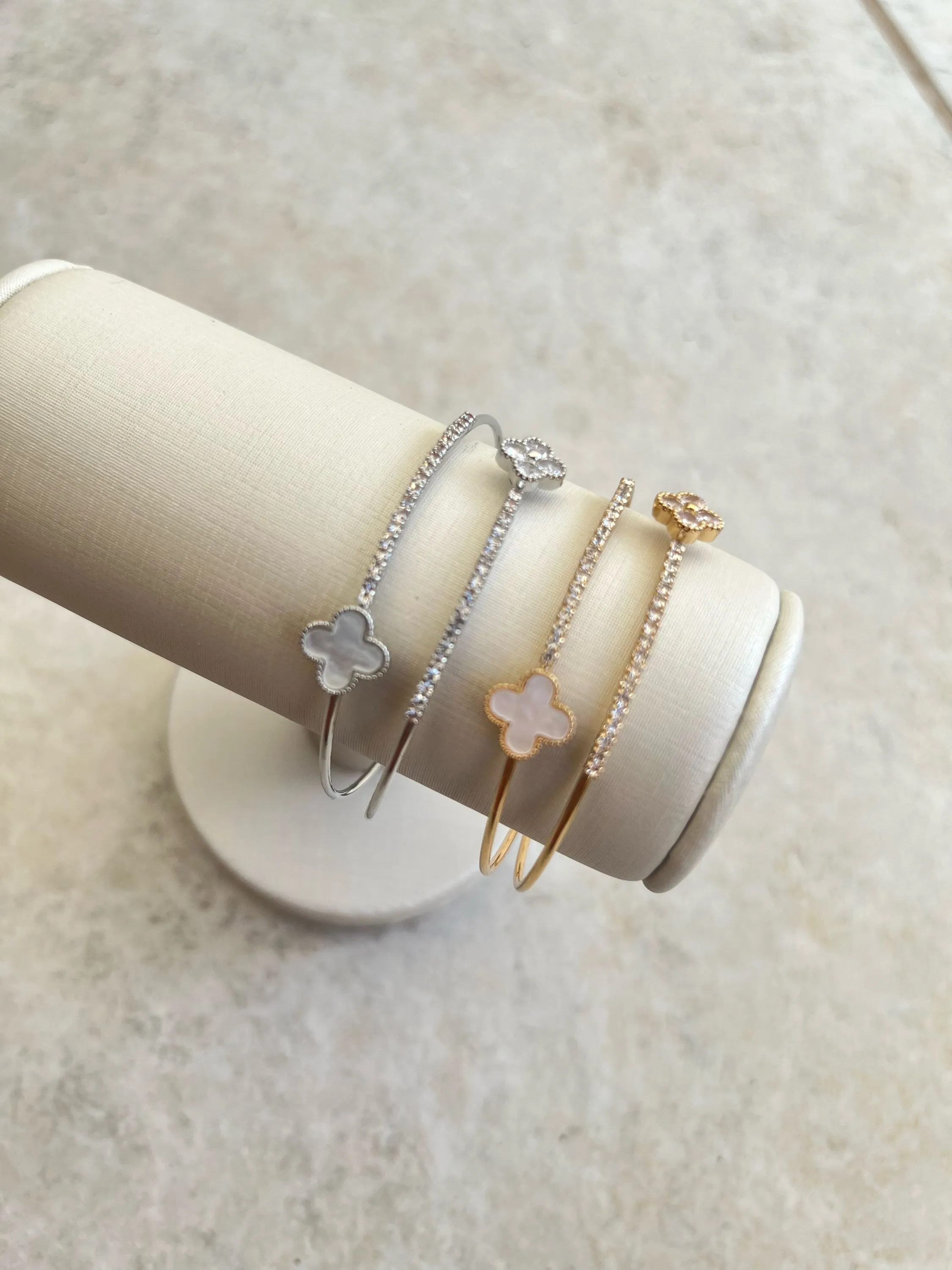 Bracelete trevo cravejado de stras