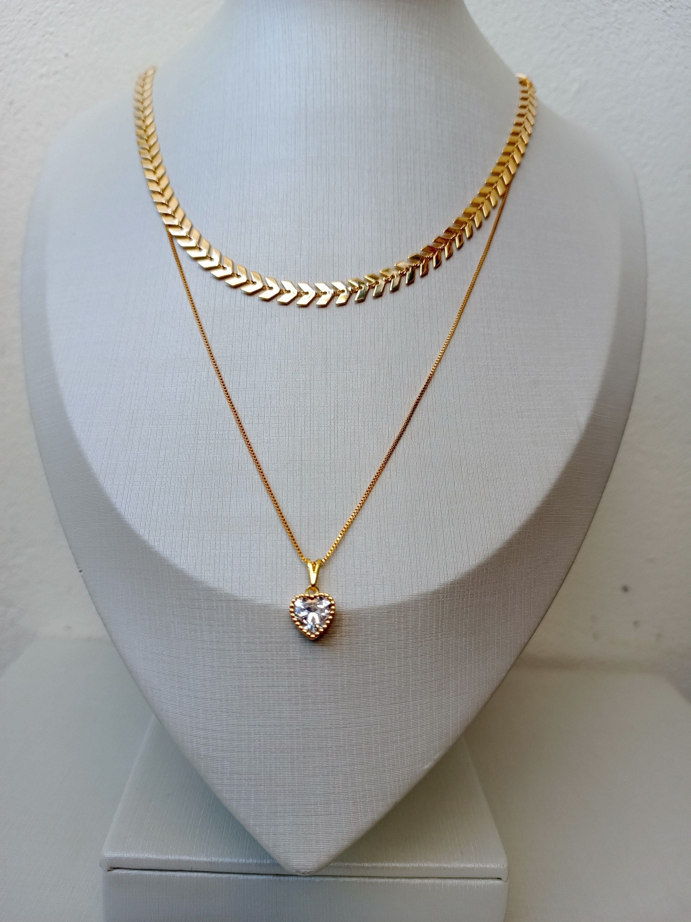 Colar duplo com escama e pingente de coração