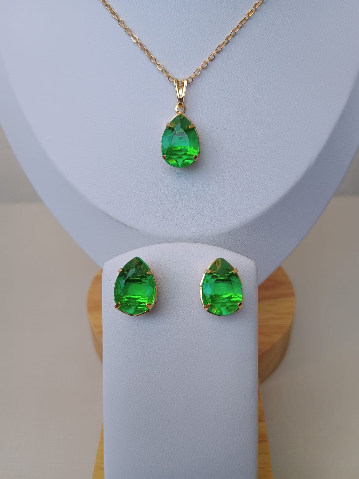 Conjunto dourado gota verde
