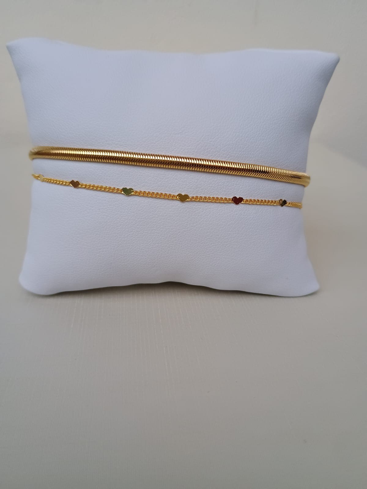Pulseira dupla com mini corações e malha