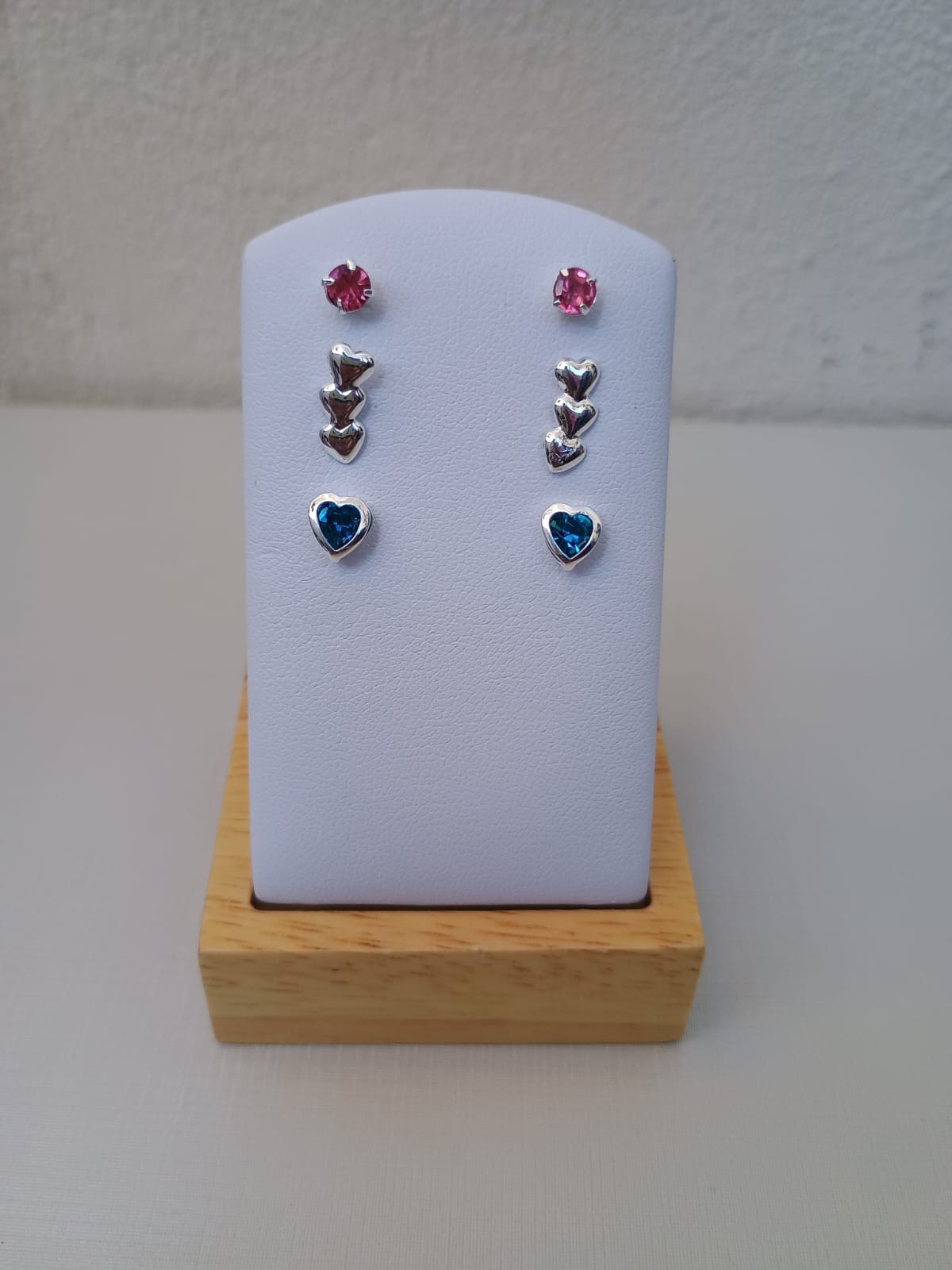 Trio de brincos com coração e ponto de luz