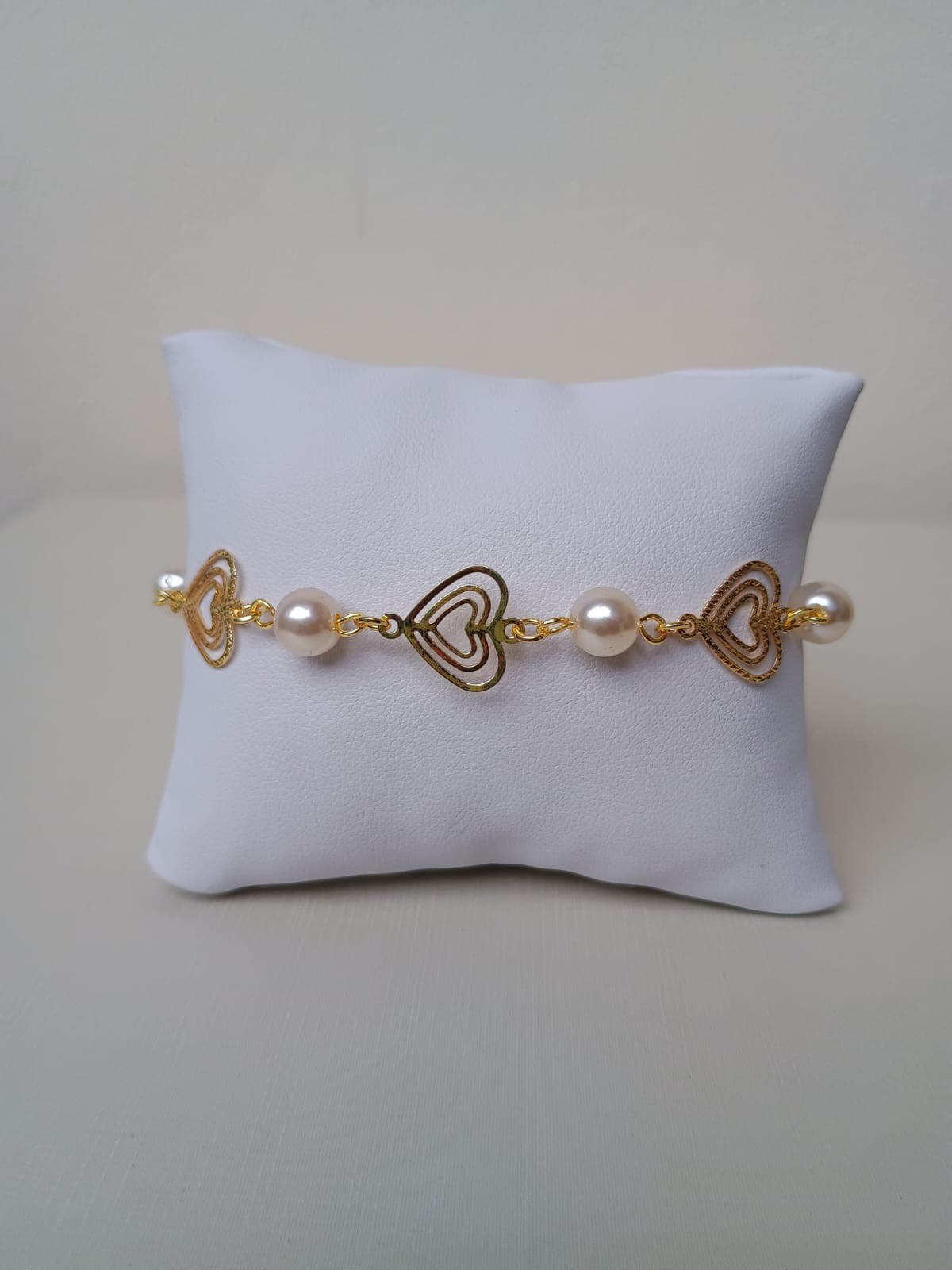 Pulseira com corações e pérola