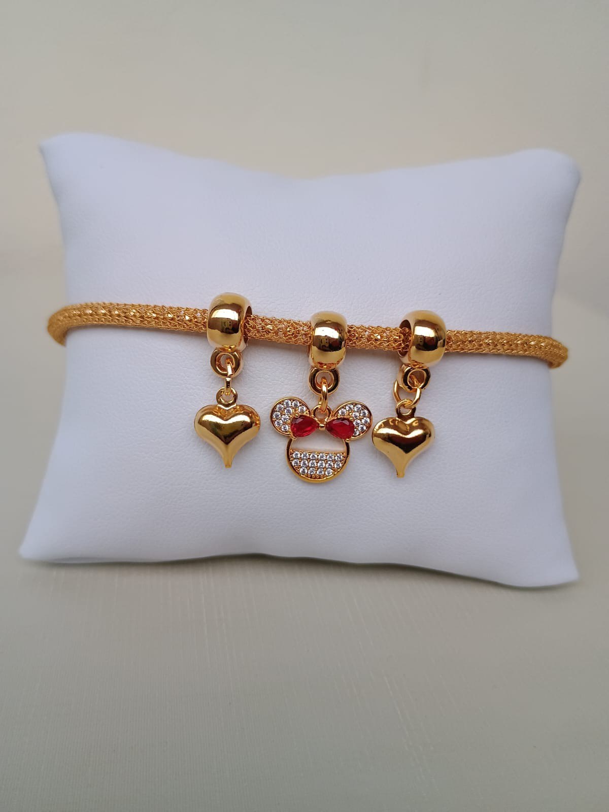 Pulseira com pingente de Minnie cravejada com corações