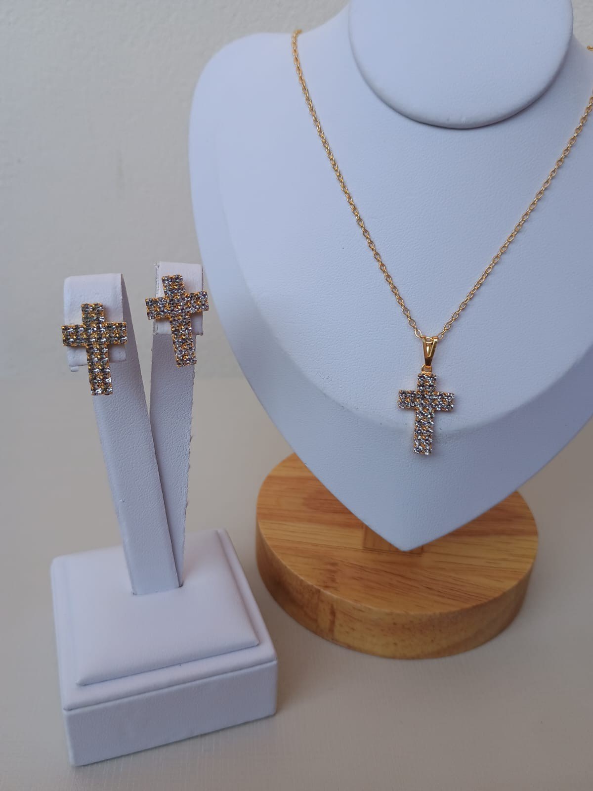 Conjunto de cruz cravejada com zircônias