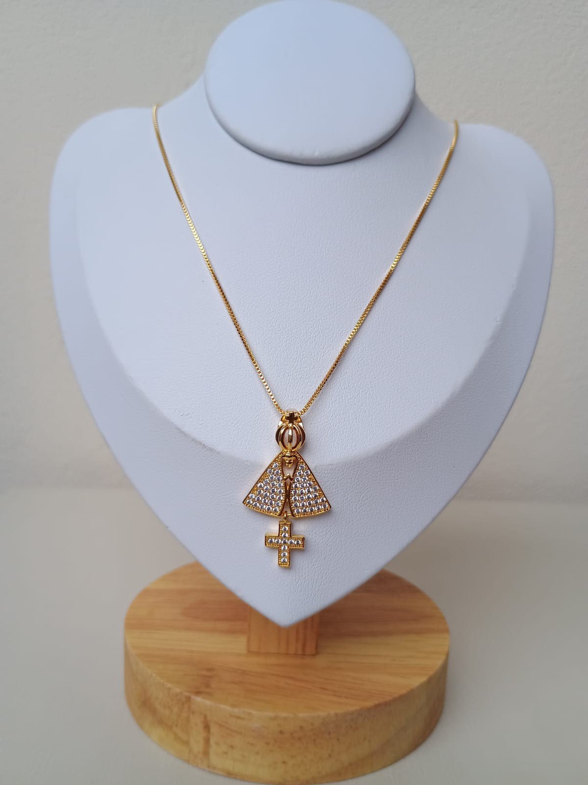 Colar com nossa senhora Aparecida e Cruz