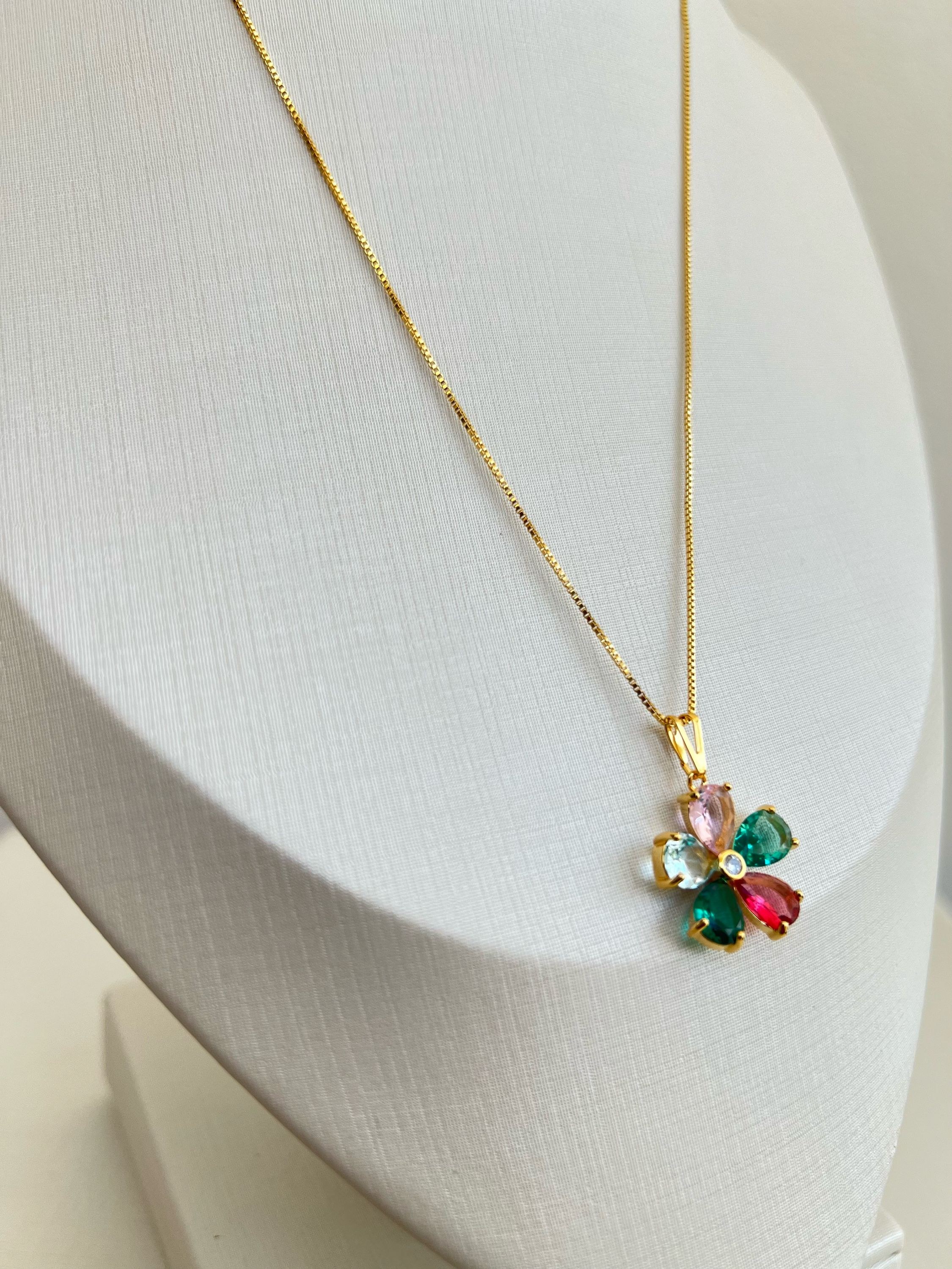 Colar pingentes flor cravejado de strass