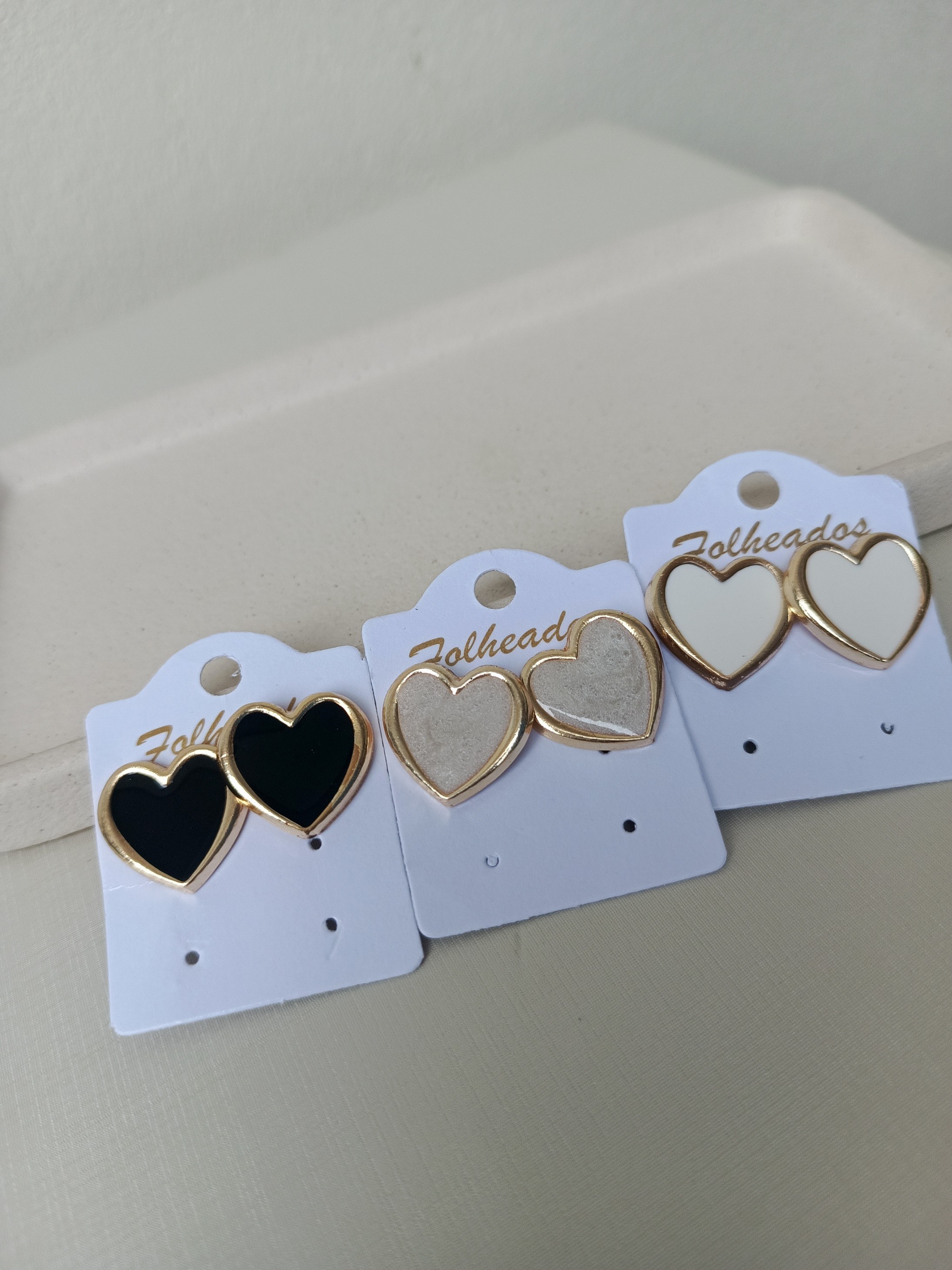 Brincos de coração resinado brilhante