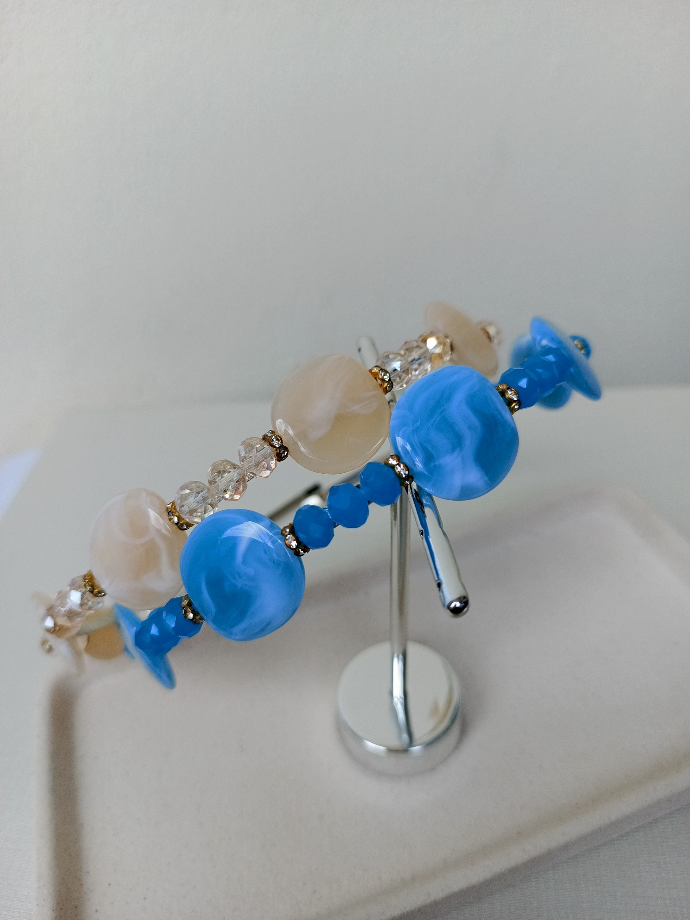 Tiaras de metal com pedraria e cristais e âmbar