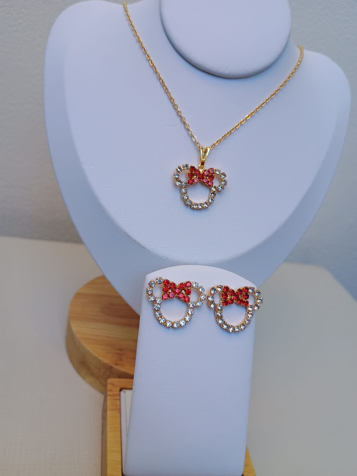Conjunto da Minnie cravejado com zircônias