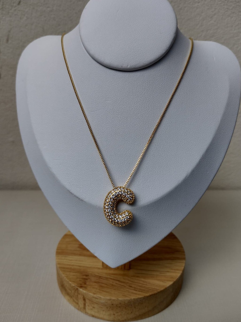 Colar com letra C cravejado com zircônias