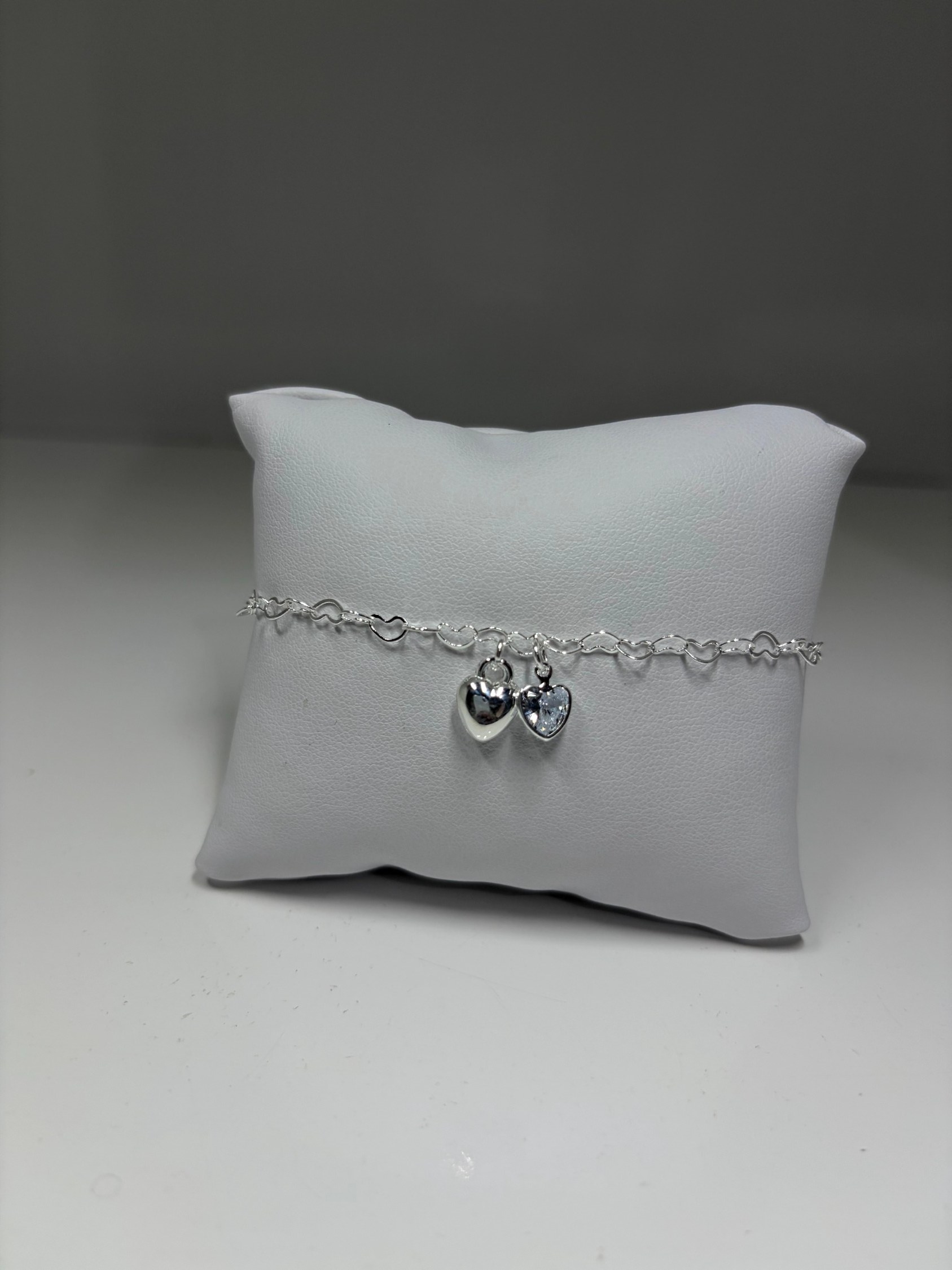Pulseira delicada com corações