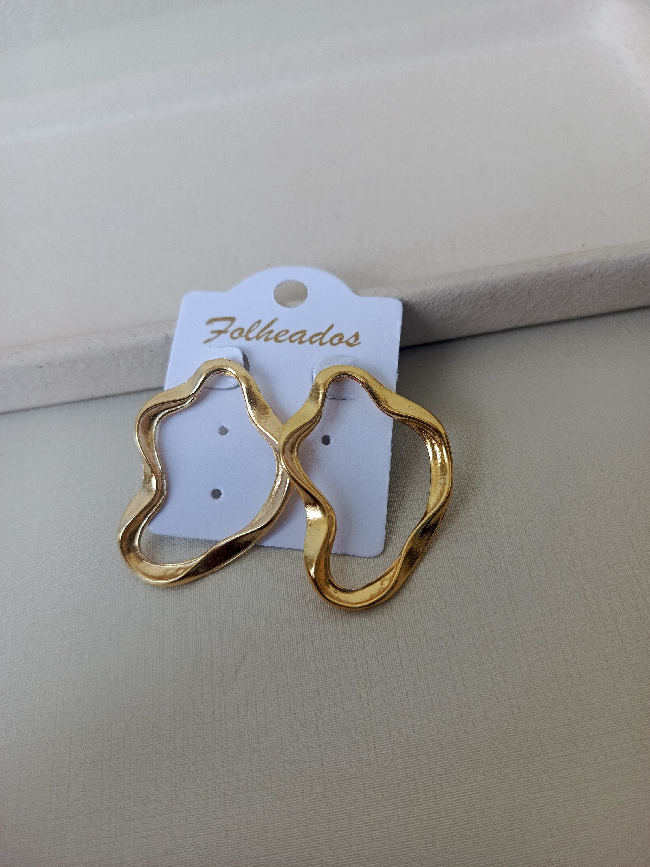 Brinco dourado orgânico vazado