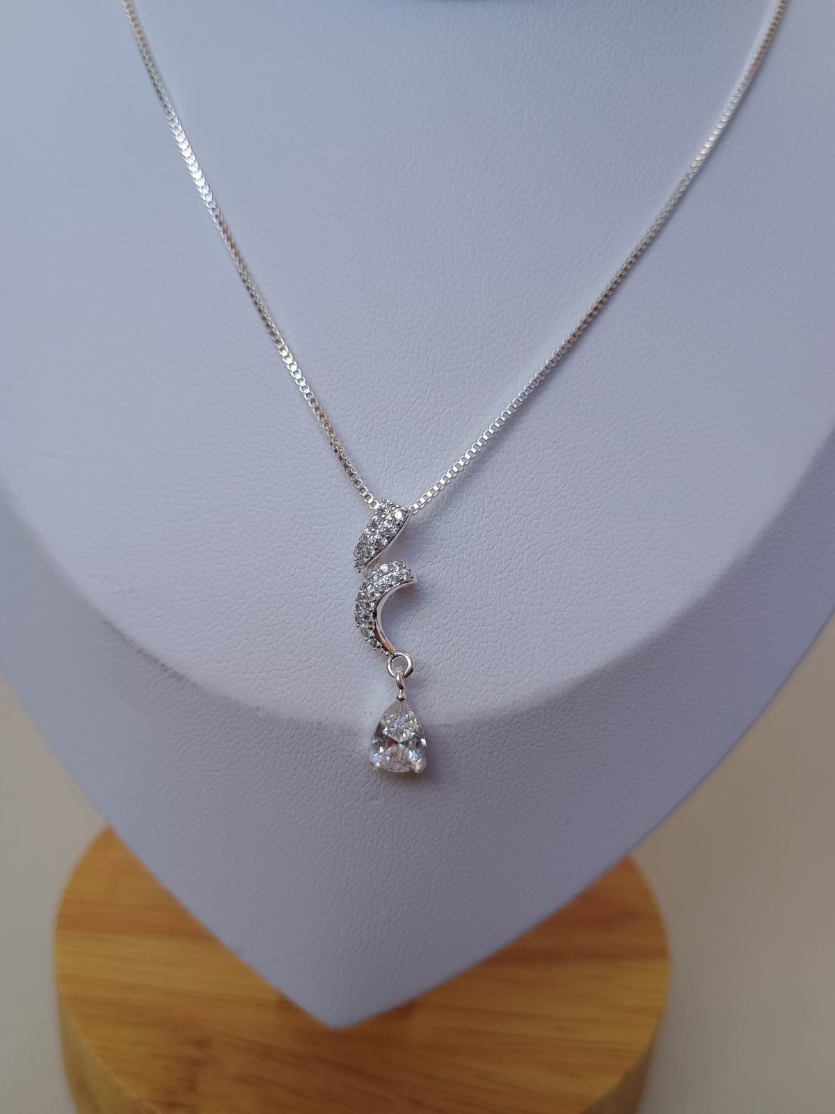 Colar com pingente ondulado e ponto de luz