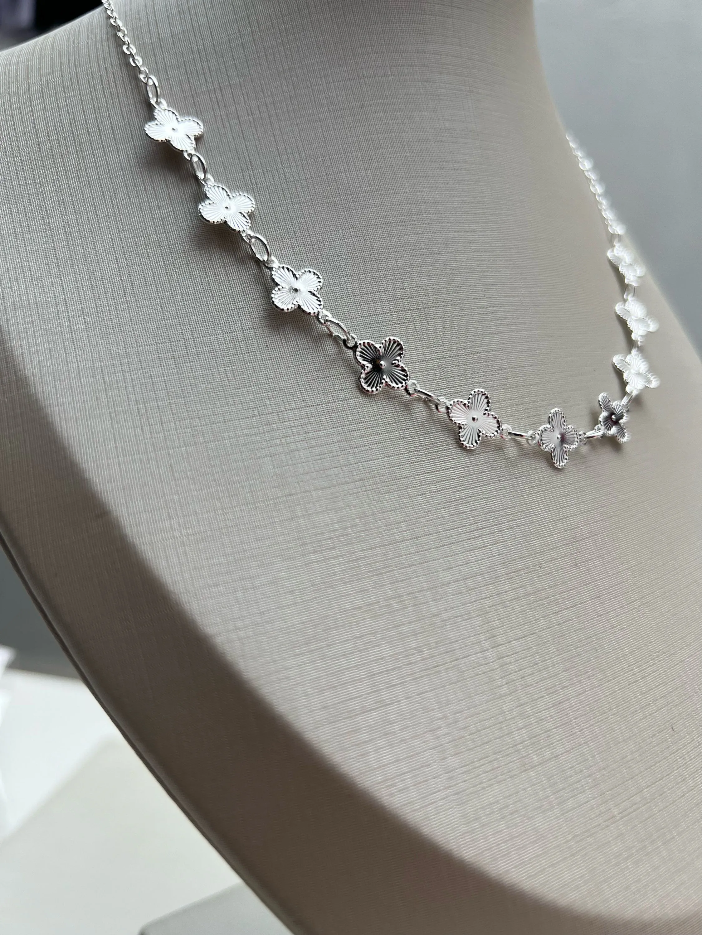 Choker modelo trevo