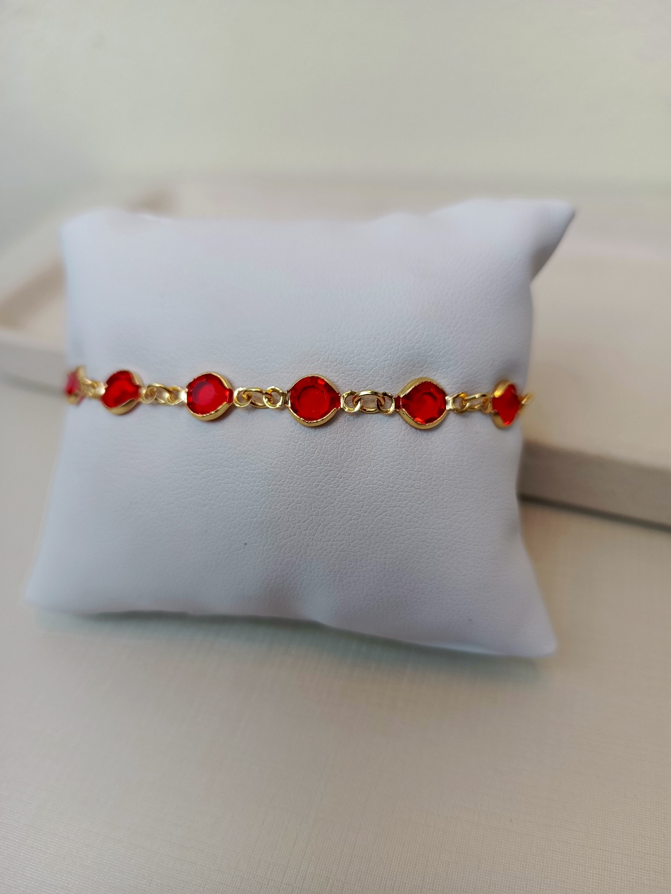 Pulseiras com cristais vermelhos