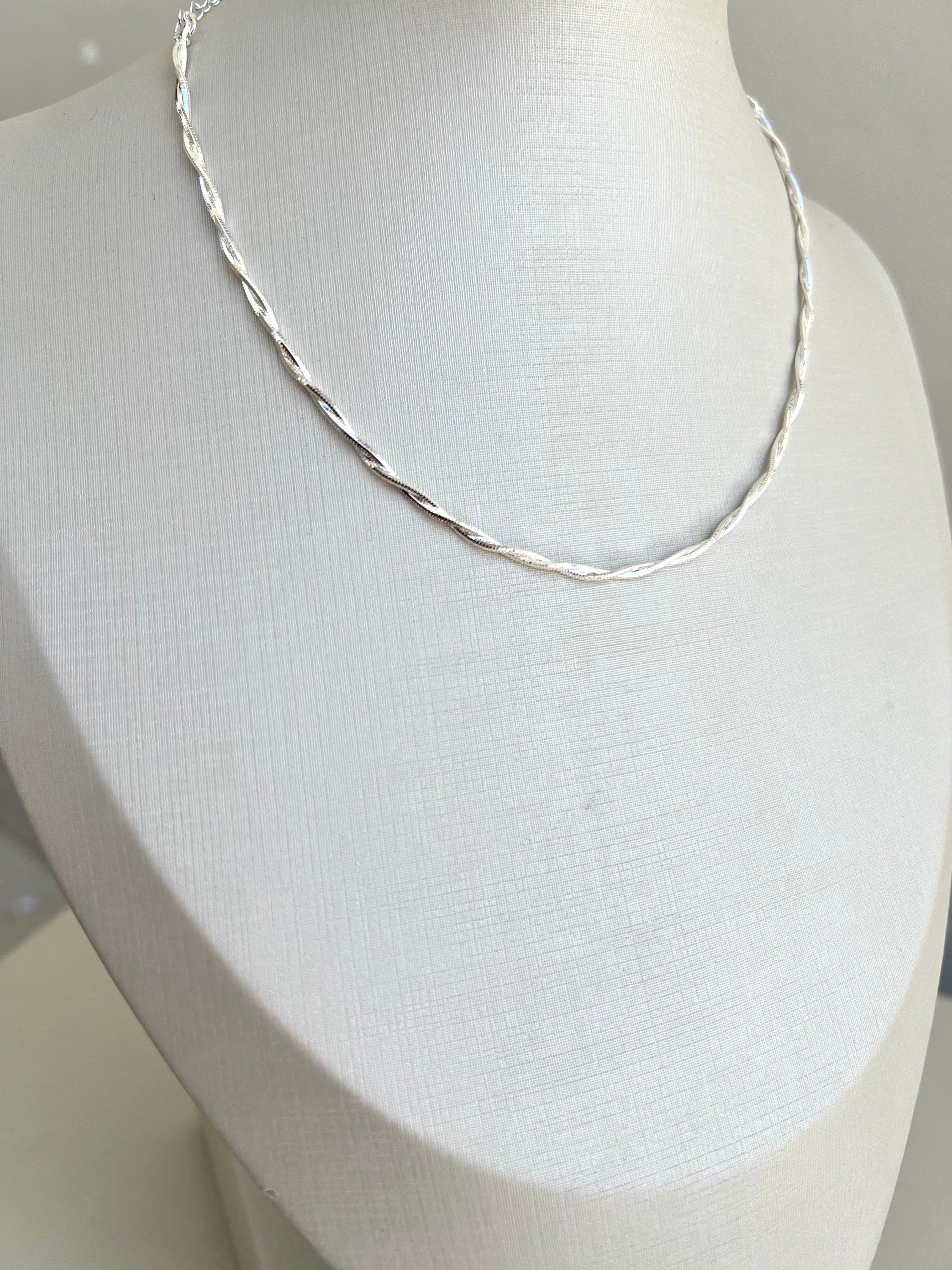 Choker folheada trançada