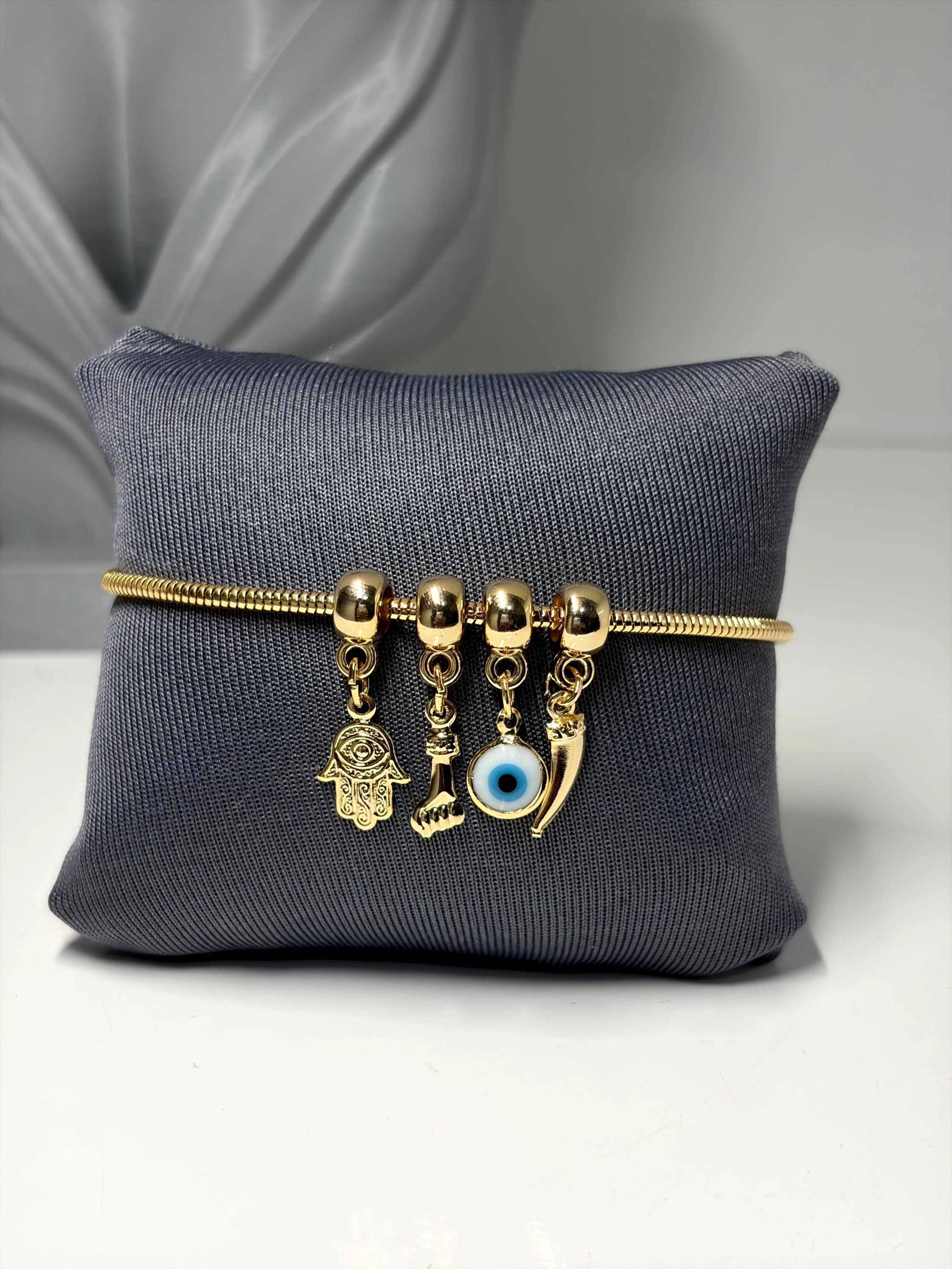 Pulseira com pingentes de Proteção