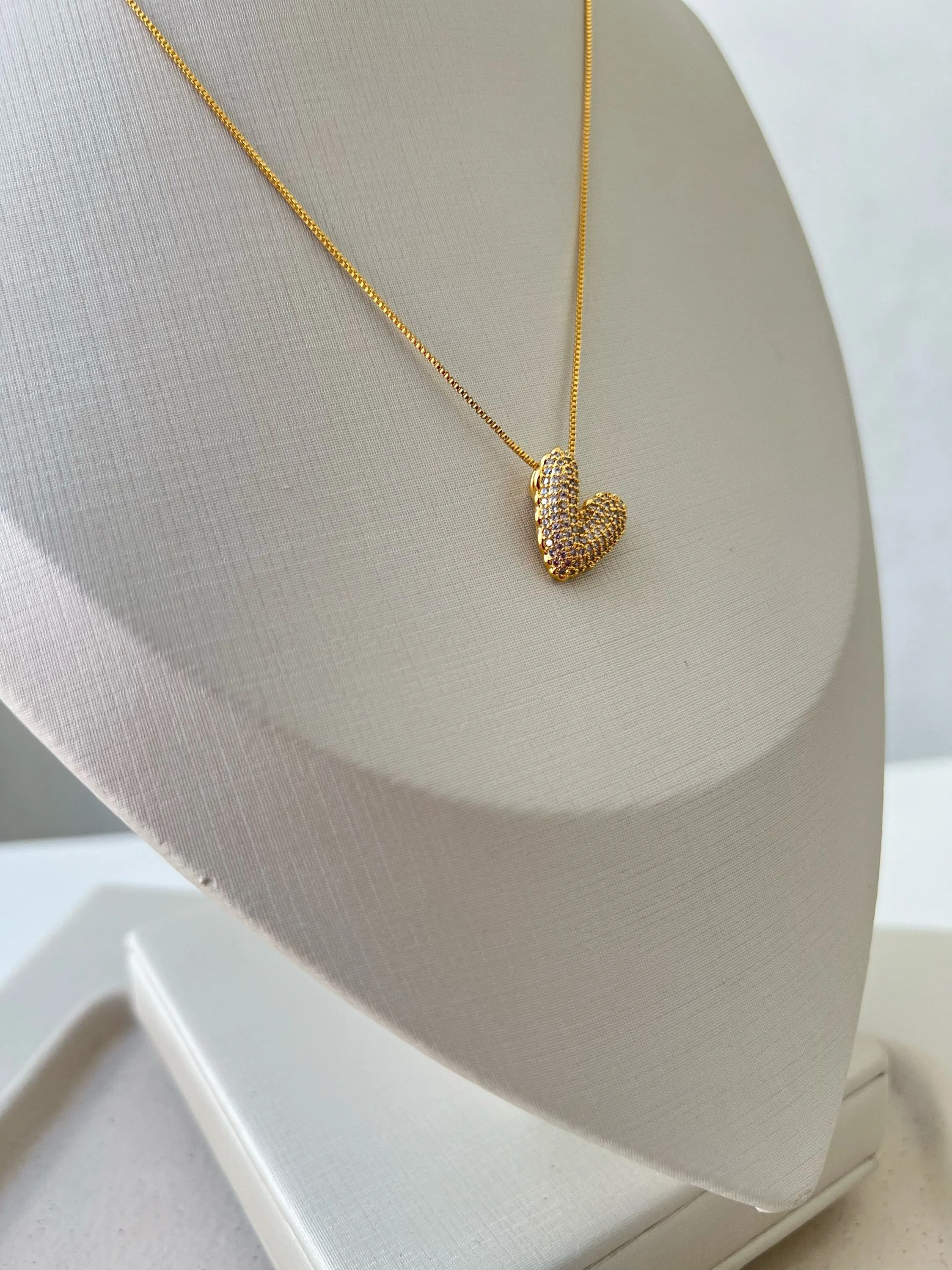 Colar pingente coração cravejado de strass