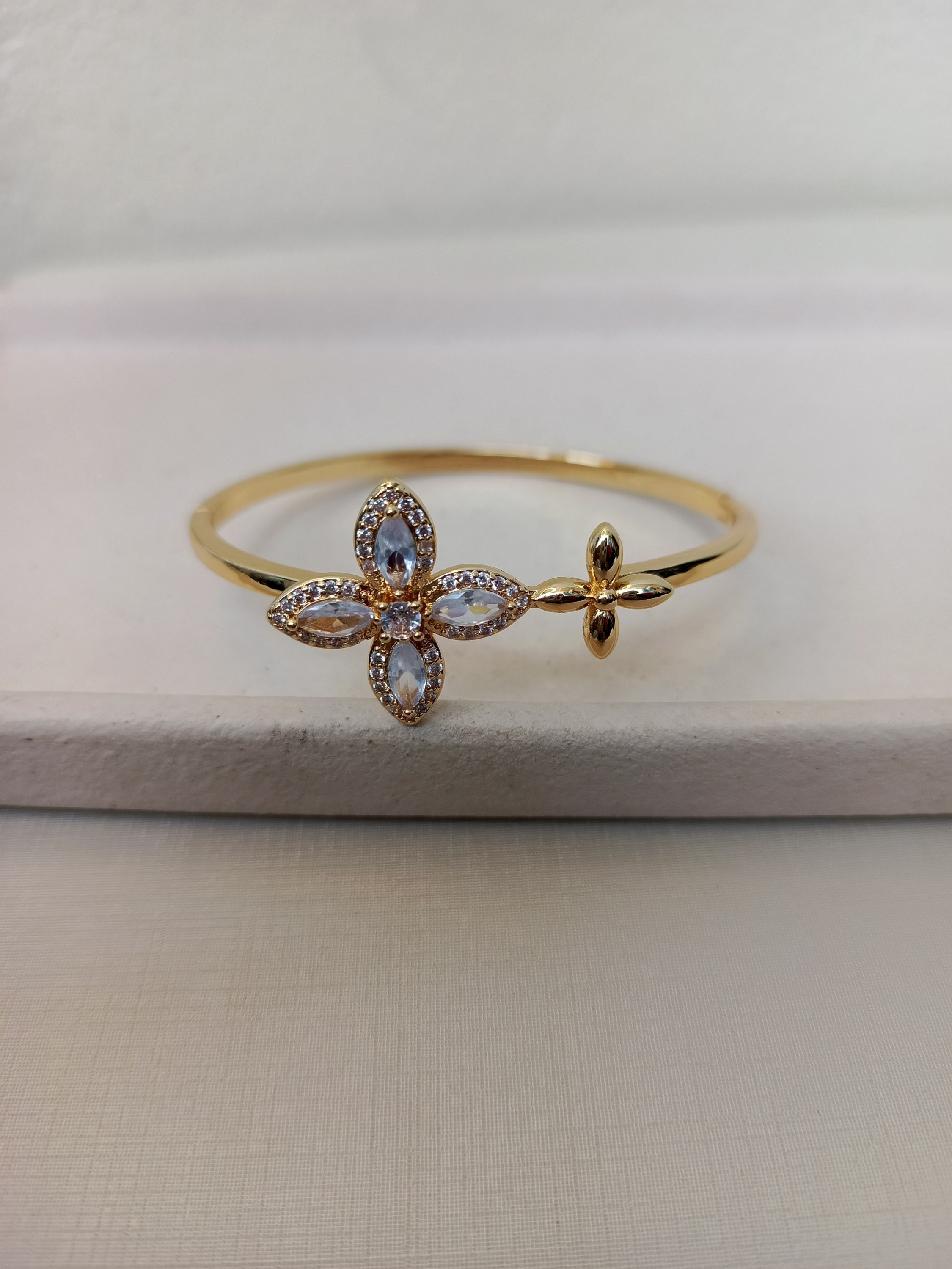 Bracelete de flor cravejado com zircônia e strass