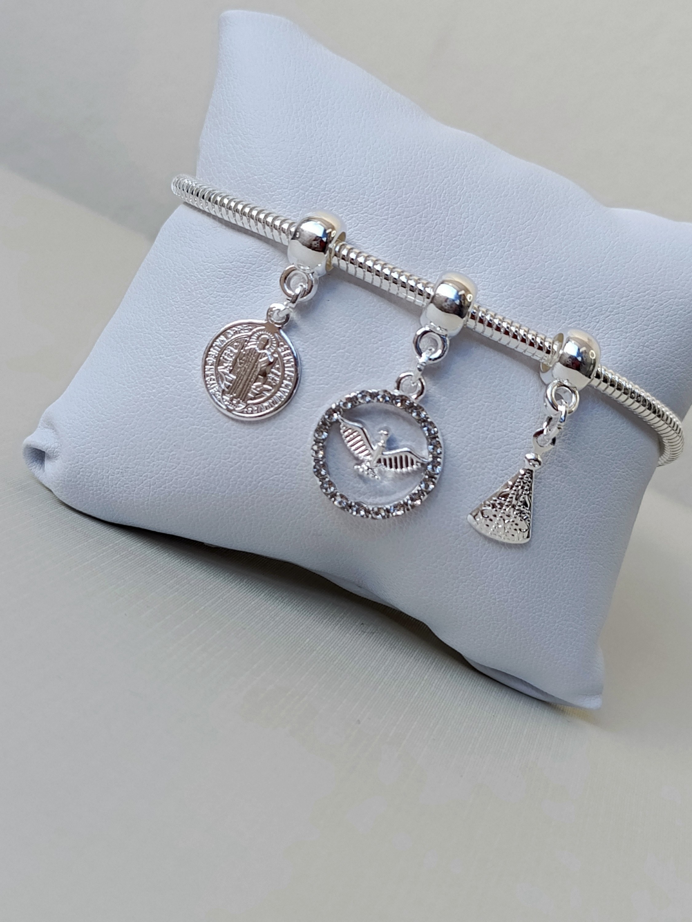 Pulseira com pingente religiosos