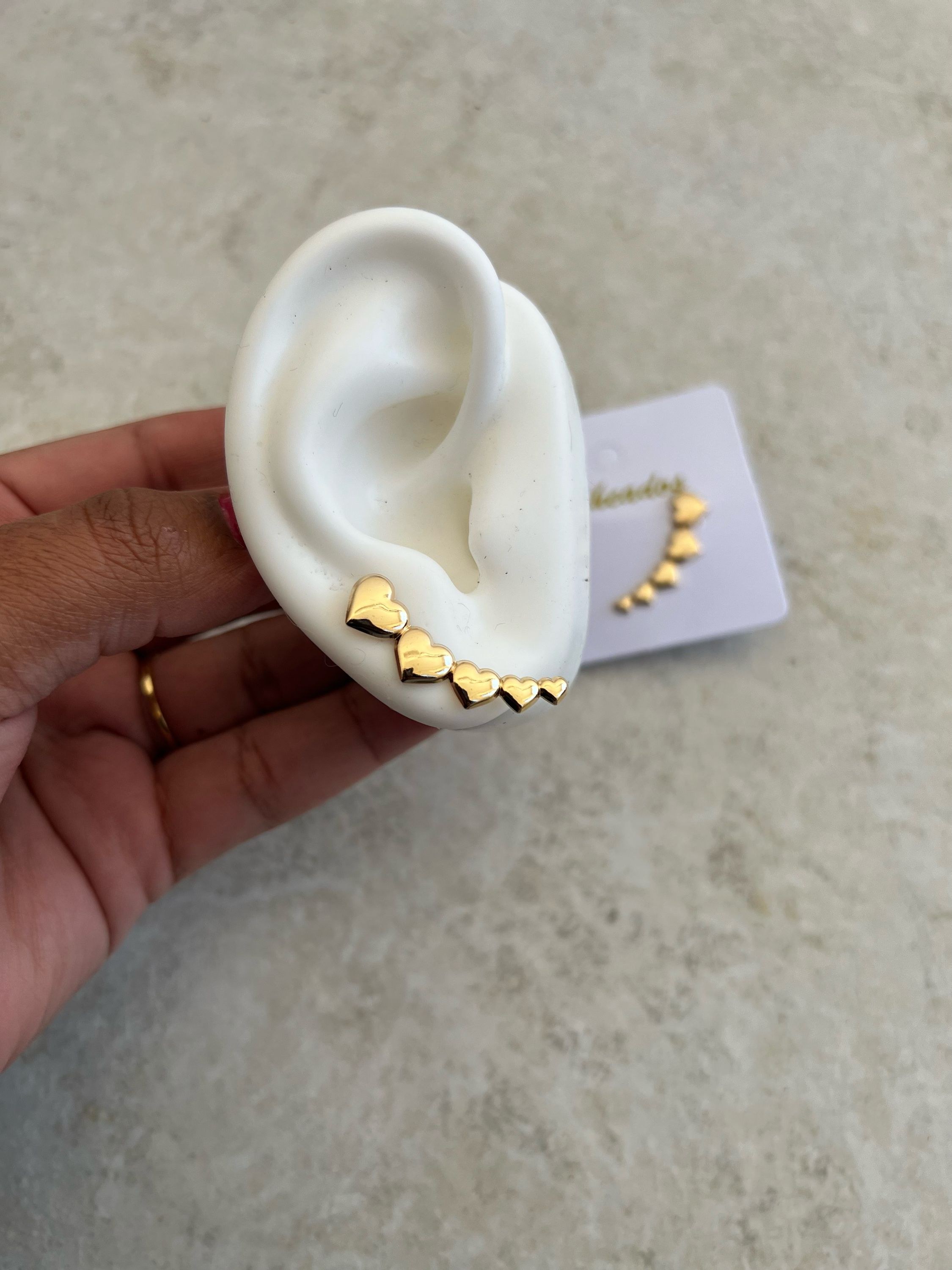 Brinco modelo ercaf coração fechado