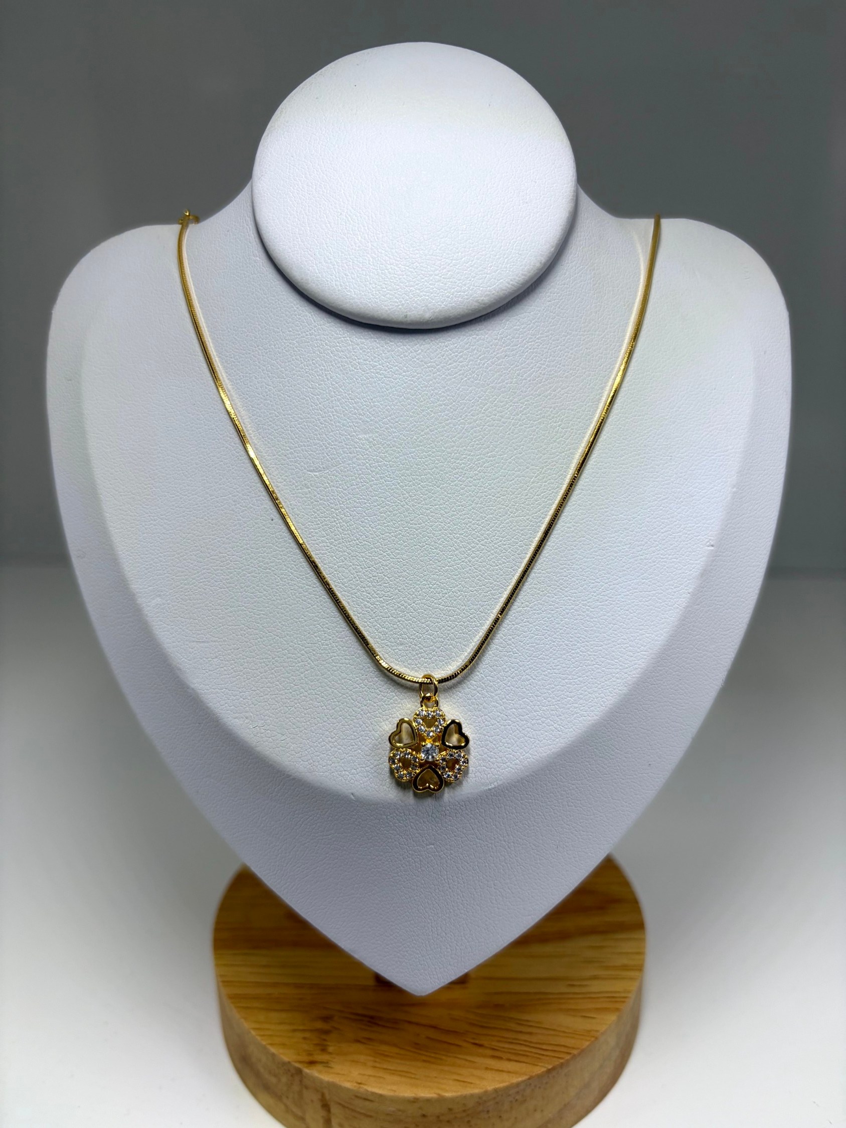 Choker com flor de corações