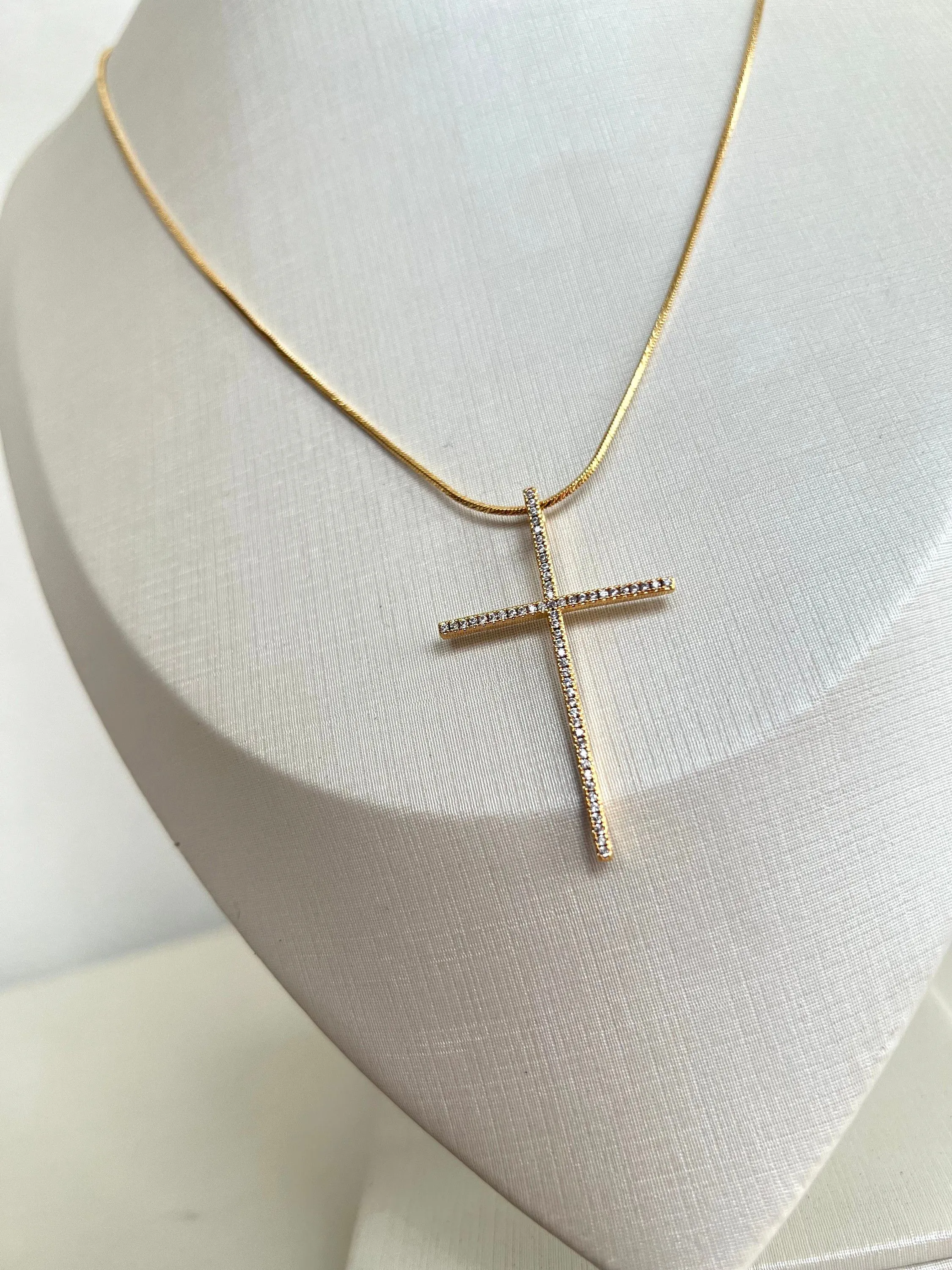 Colar cruz com strass