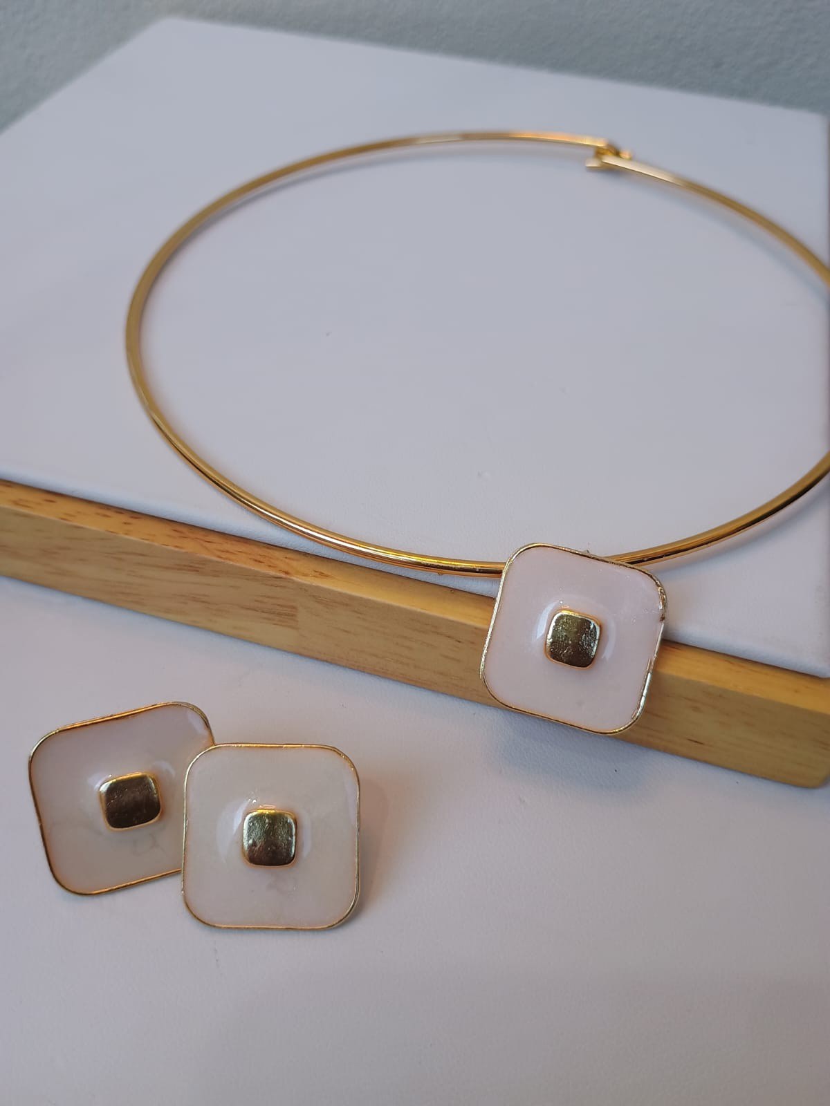 Conjunto de choker aro modelo quadrado