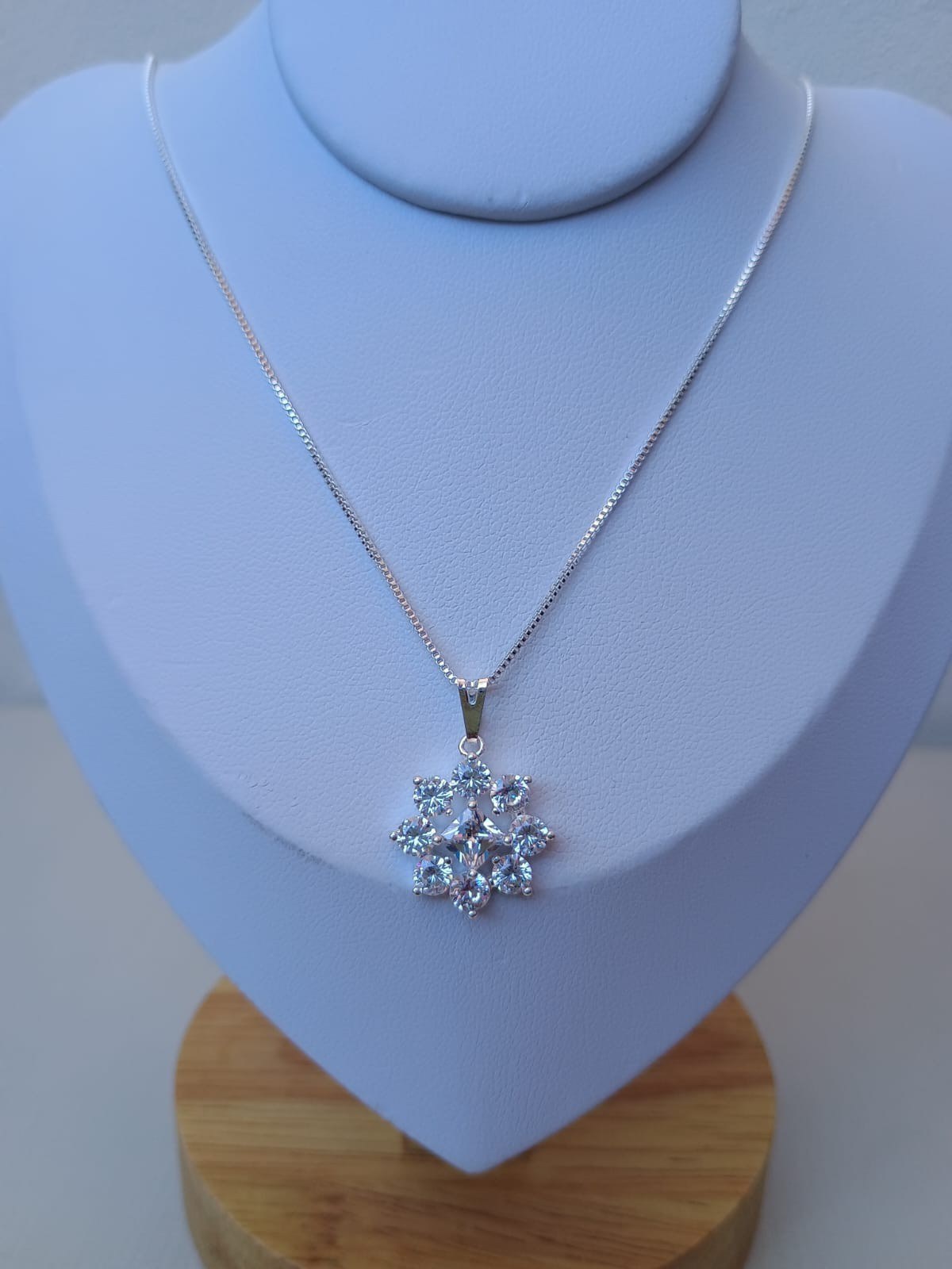 Colar floco de neve em zircônias