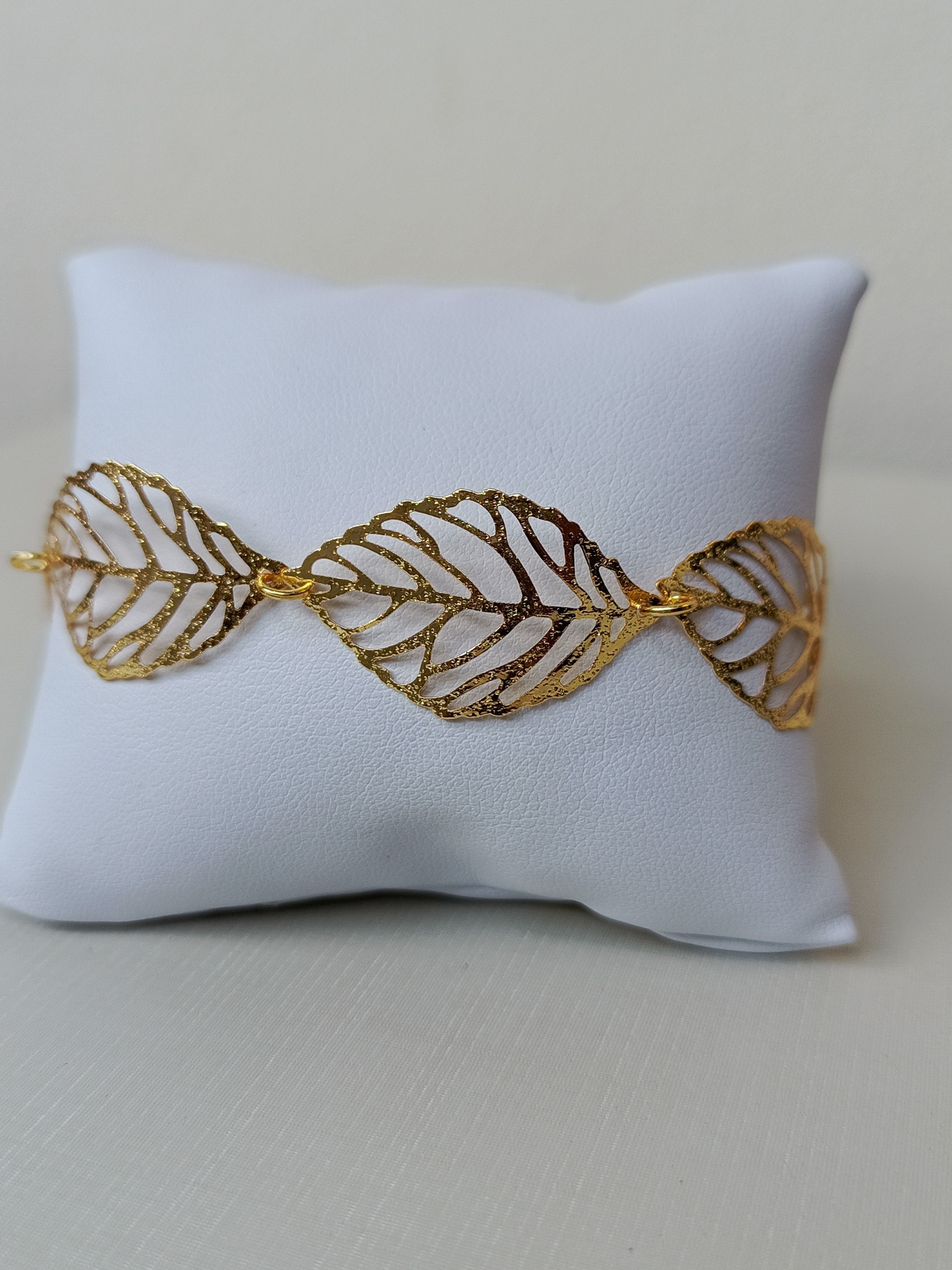 Pulseira com design de folhas vazadas