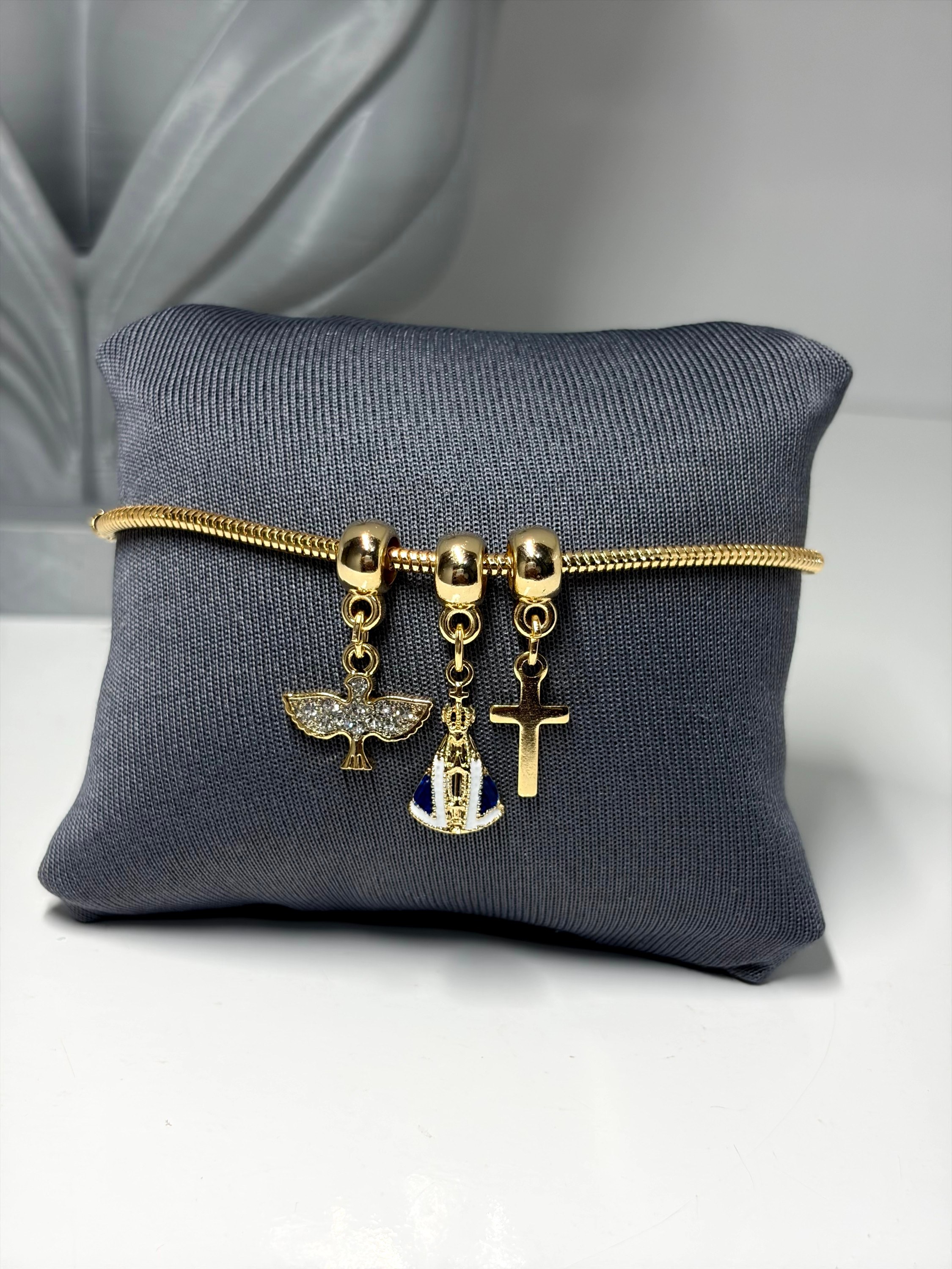 Pulseira com pingentes religiosos