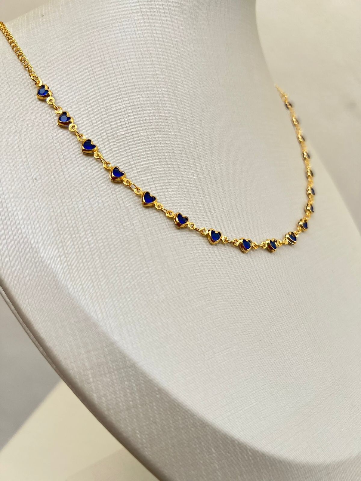 Colar choker simples com pingentes de coração com strass