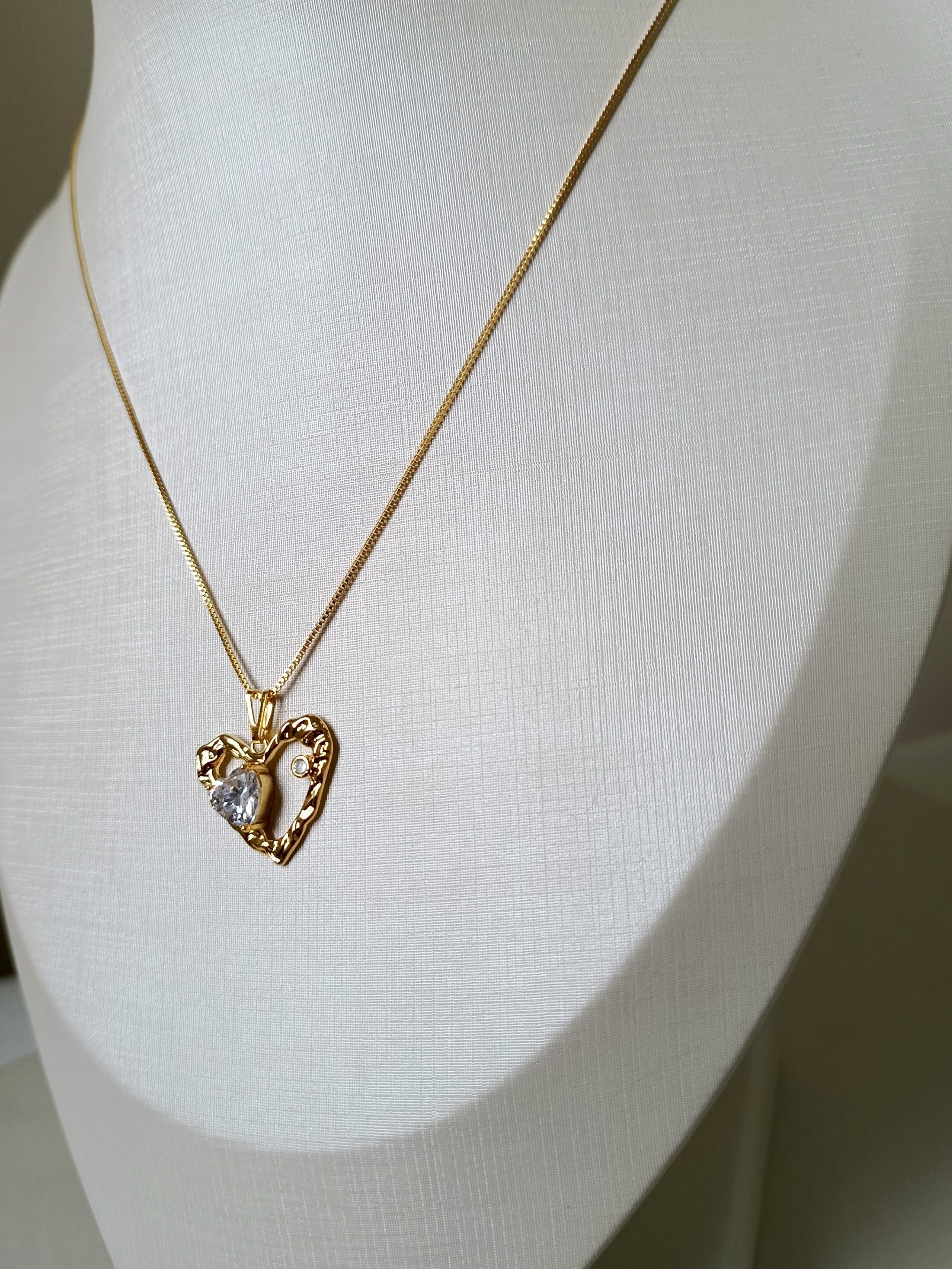 Colar dourado de coração com pedra de cristal