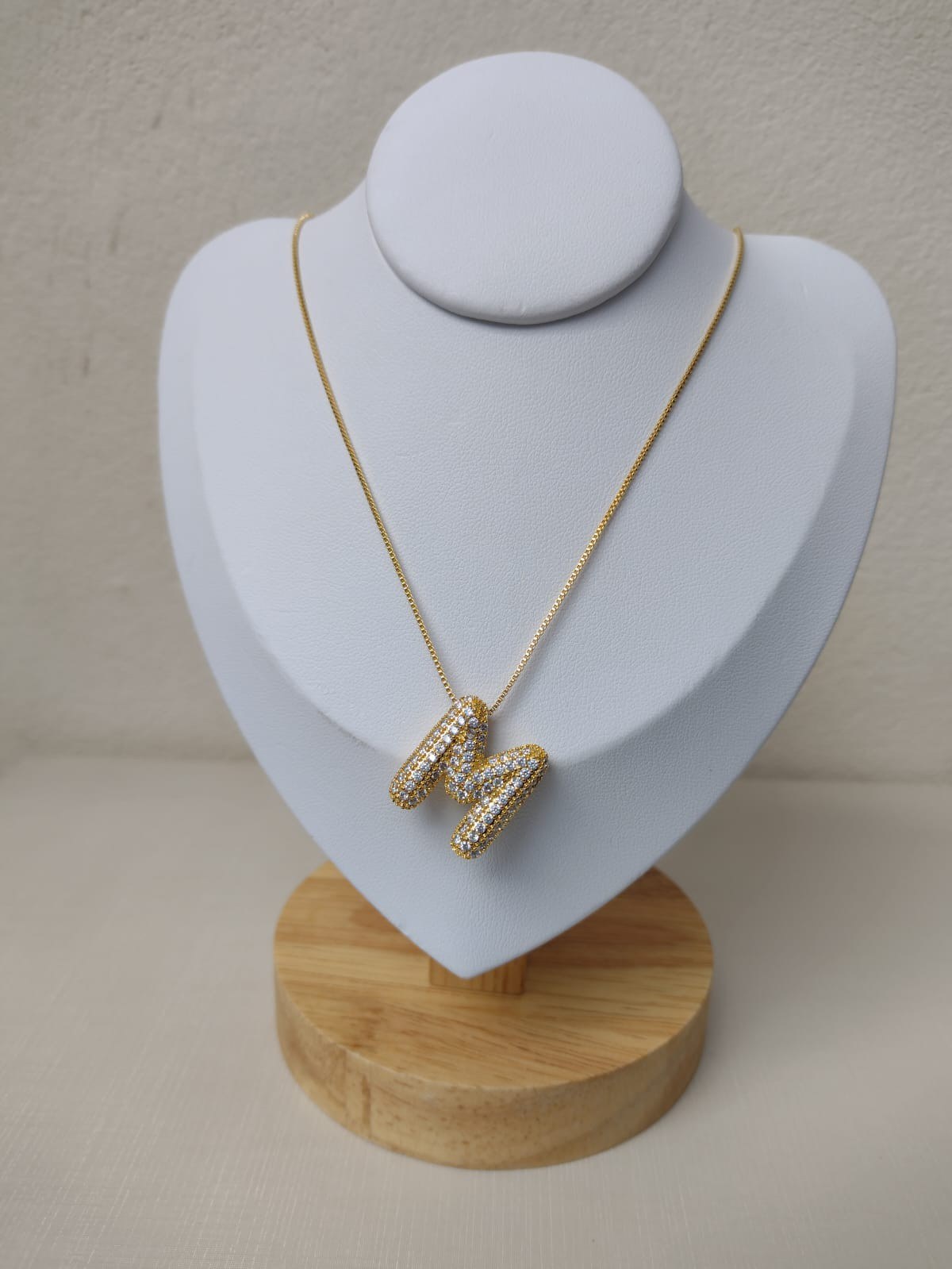 Colar com letra M cravejada com zircônias