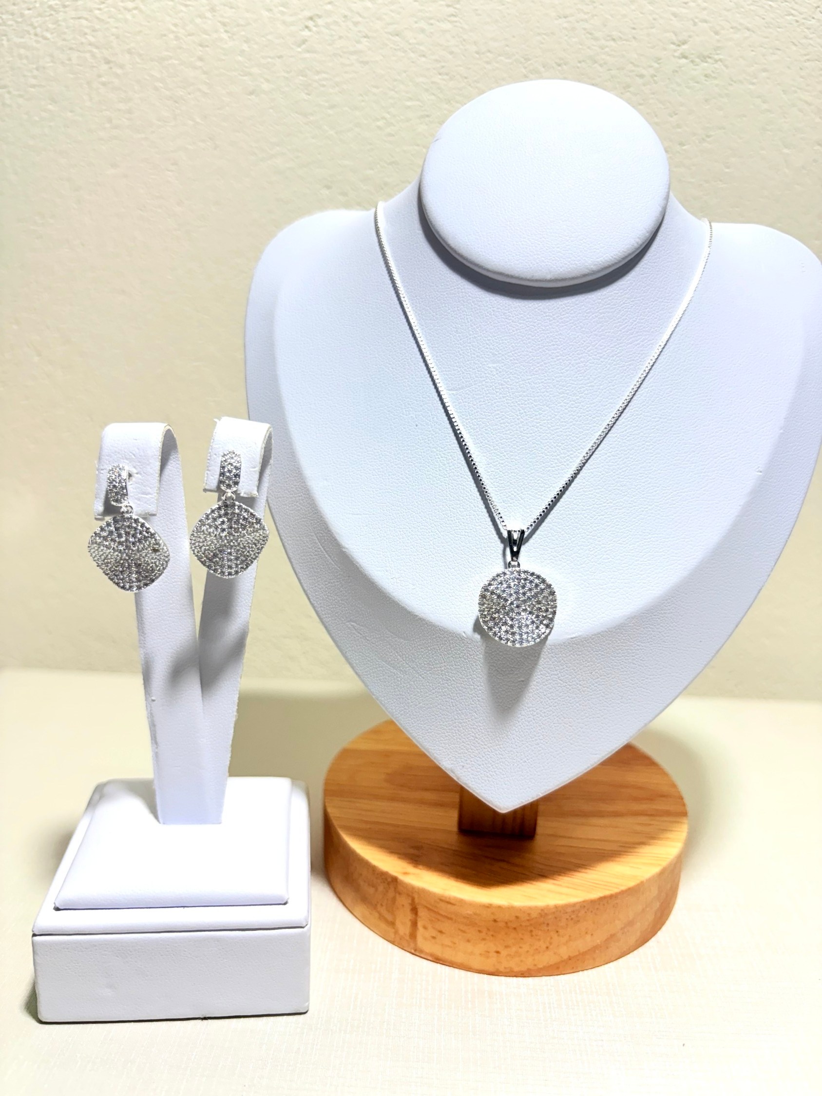 Conjunto com pingente cravejado