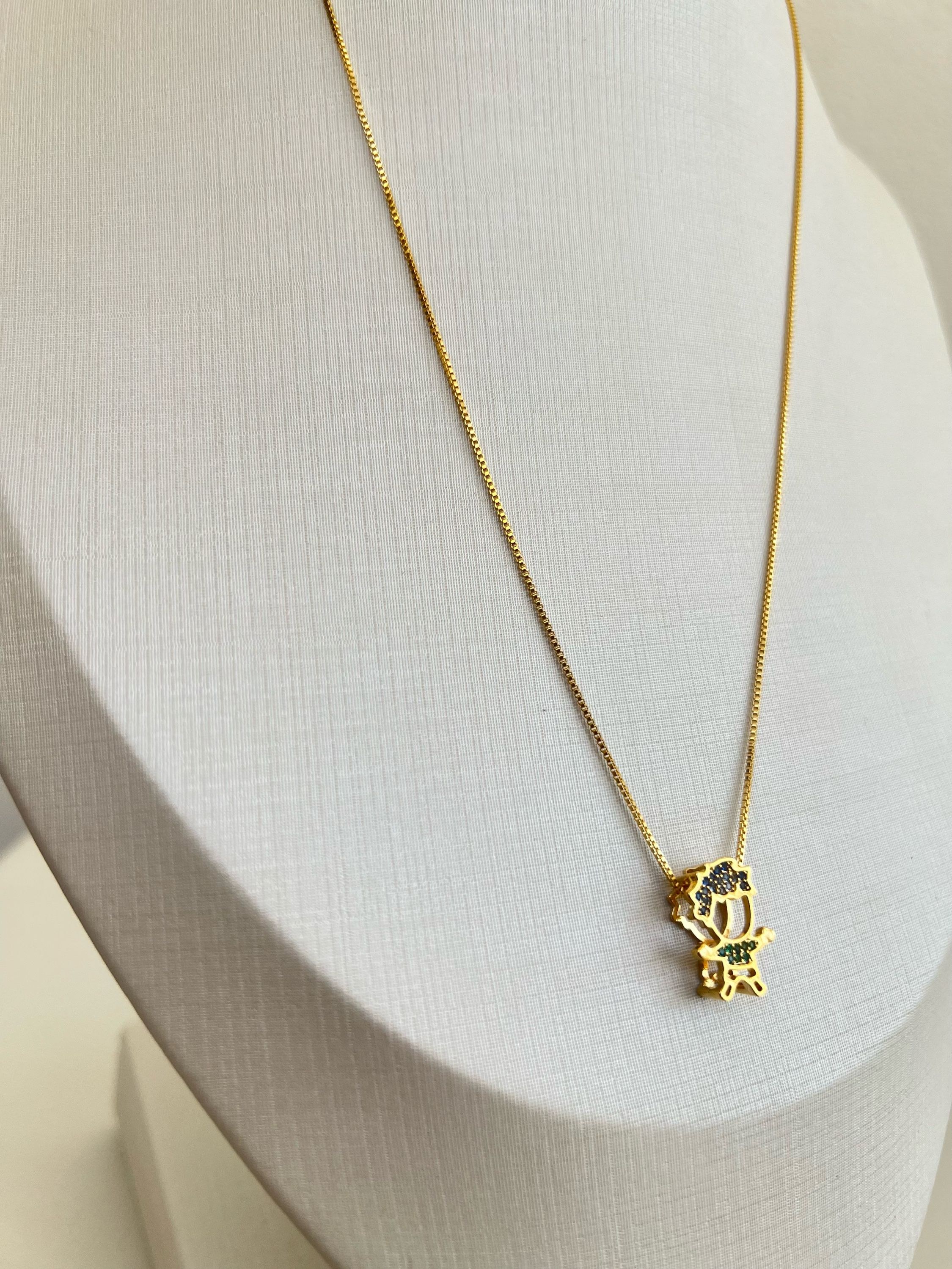 Colar pingente menino cravejado de strass